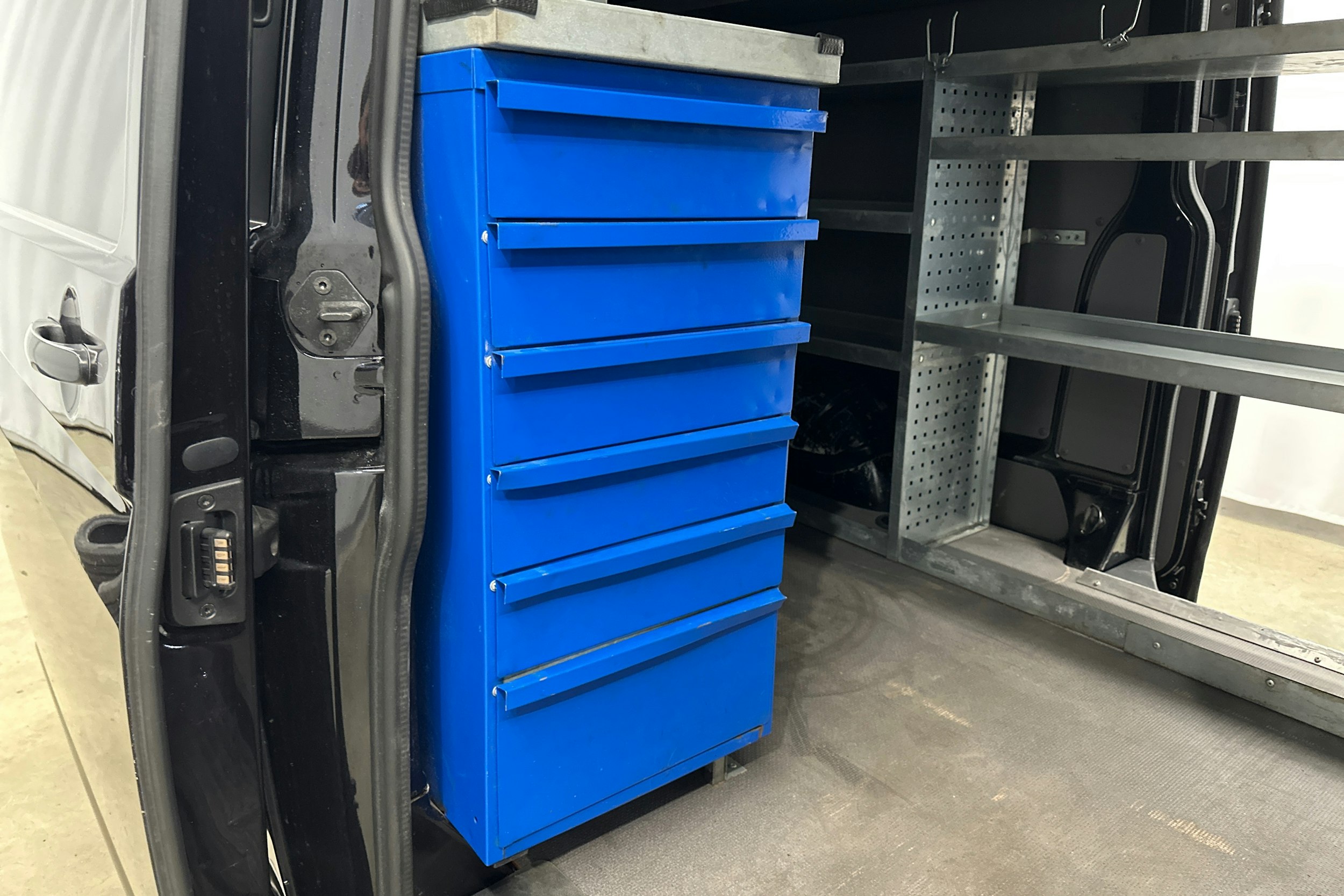 musta Volkswagen Transporter 2021 kuva 24.