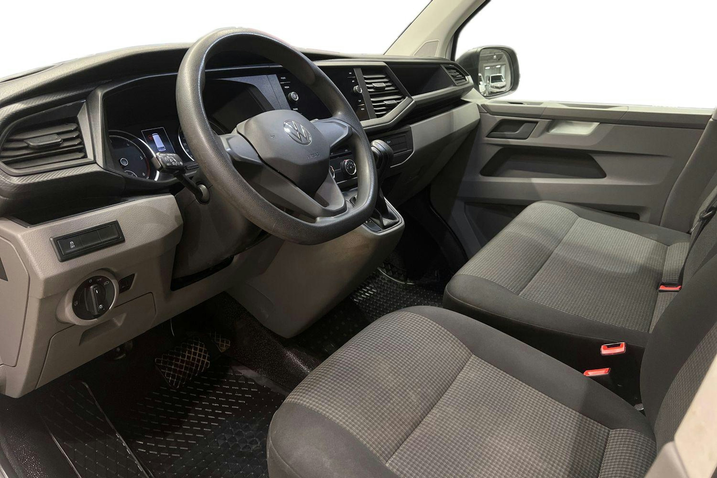valkoinen Volkswagen Transporter 2021 kuva 11.