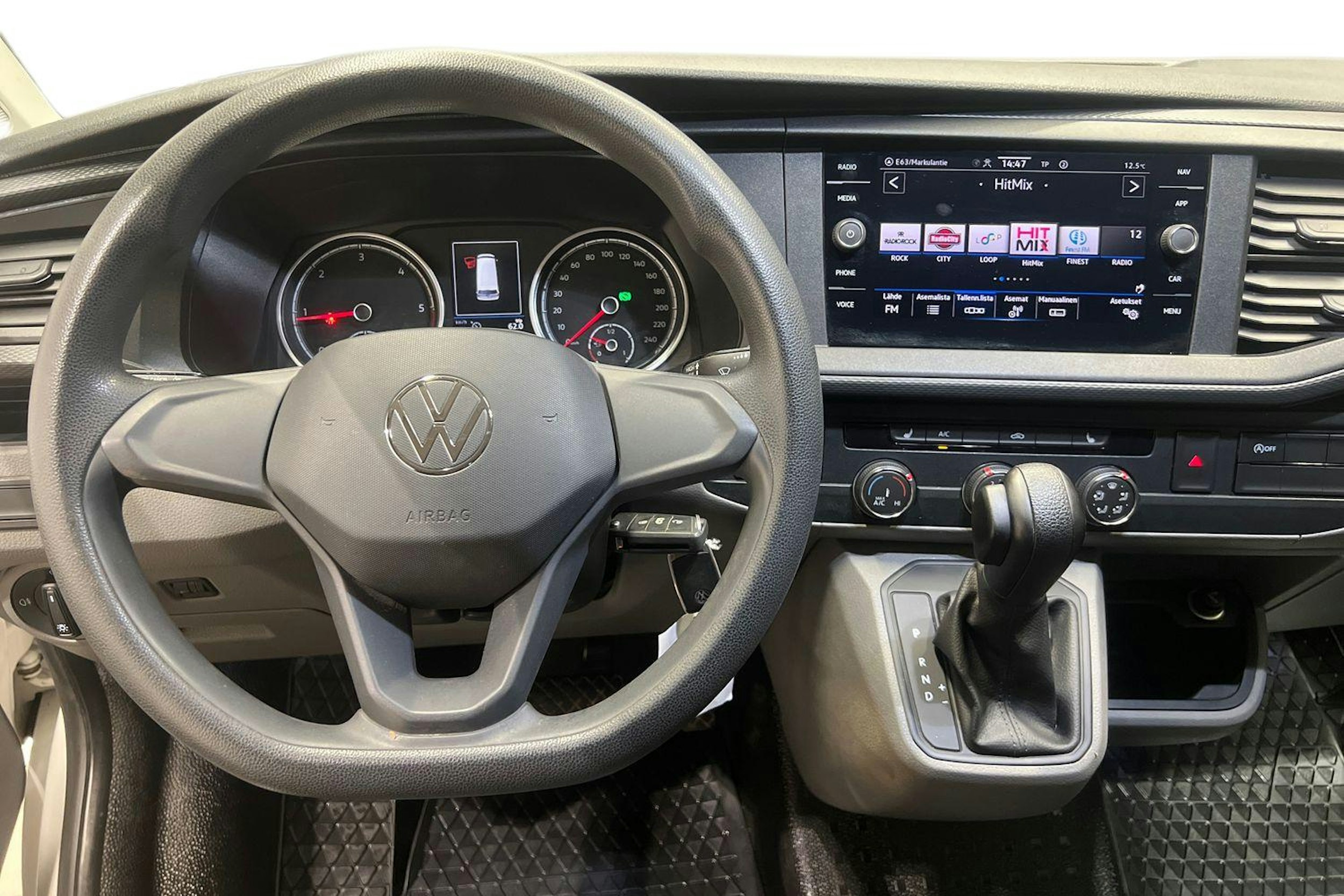 valkoinen Volkswagen Transporter 2021 kuva 12.