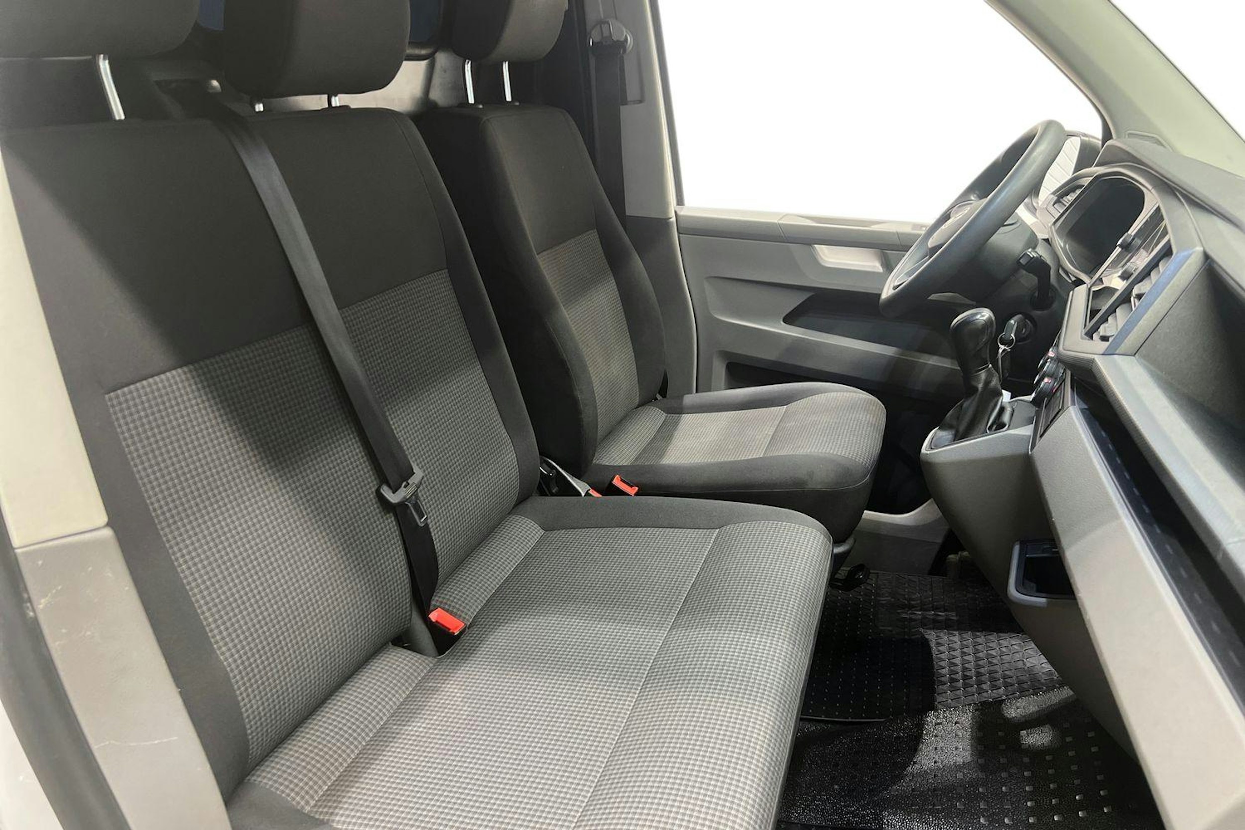 valkoinen Volkswagen Transporter 2021 kuva 14.