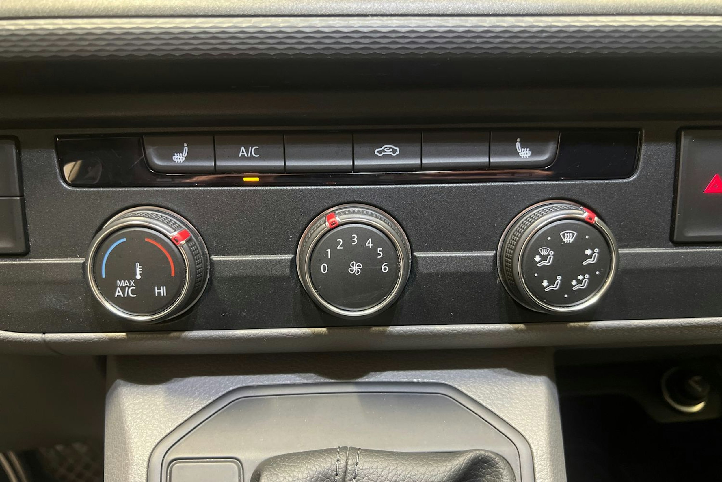 valkoinen Volkswagen Transporter 2021 kuva 17.