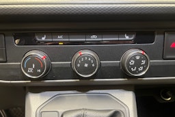 valkoinen Volkswagen Transporter 2021 kuva 17.