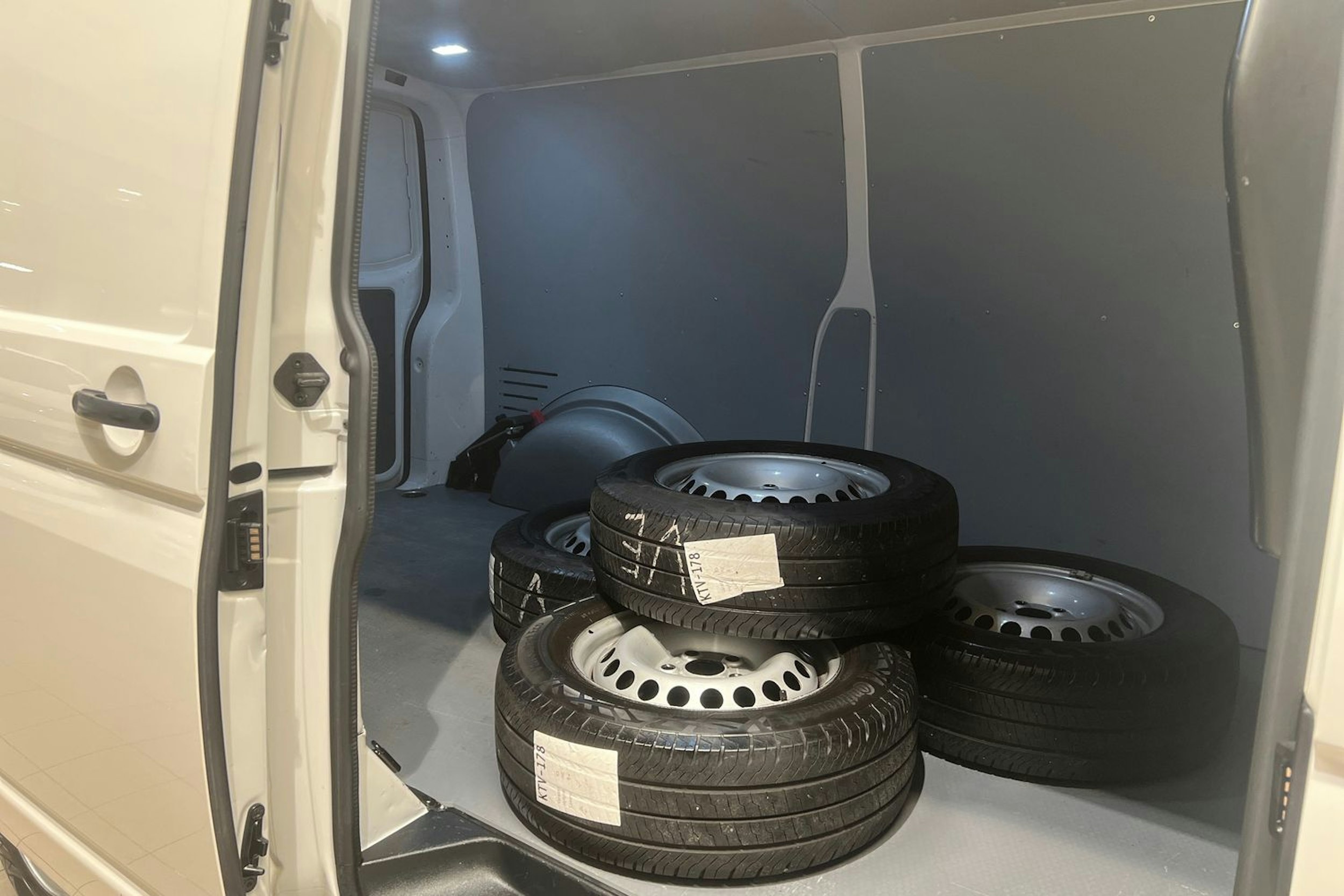 valkoinen Volkswagen Transporter 2021 kuva 19.