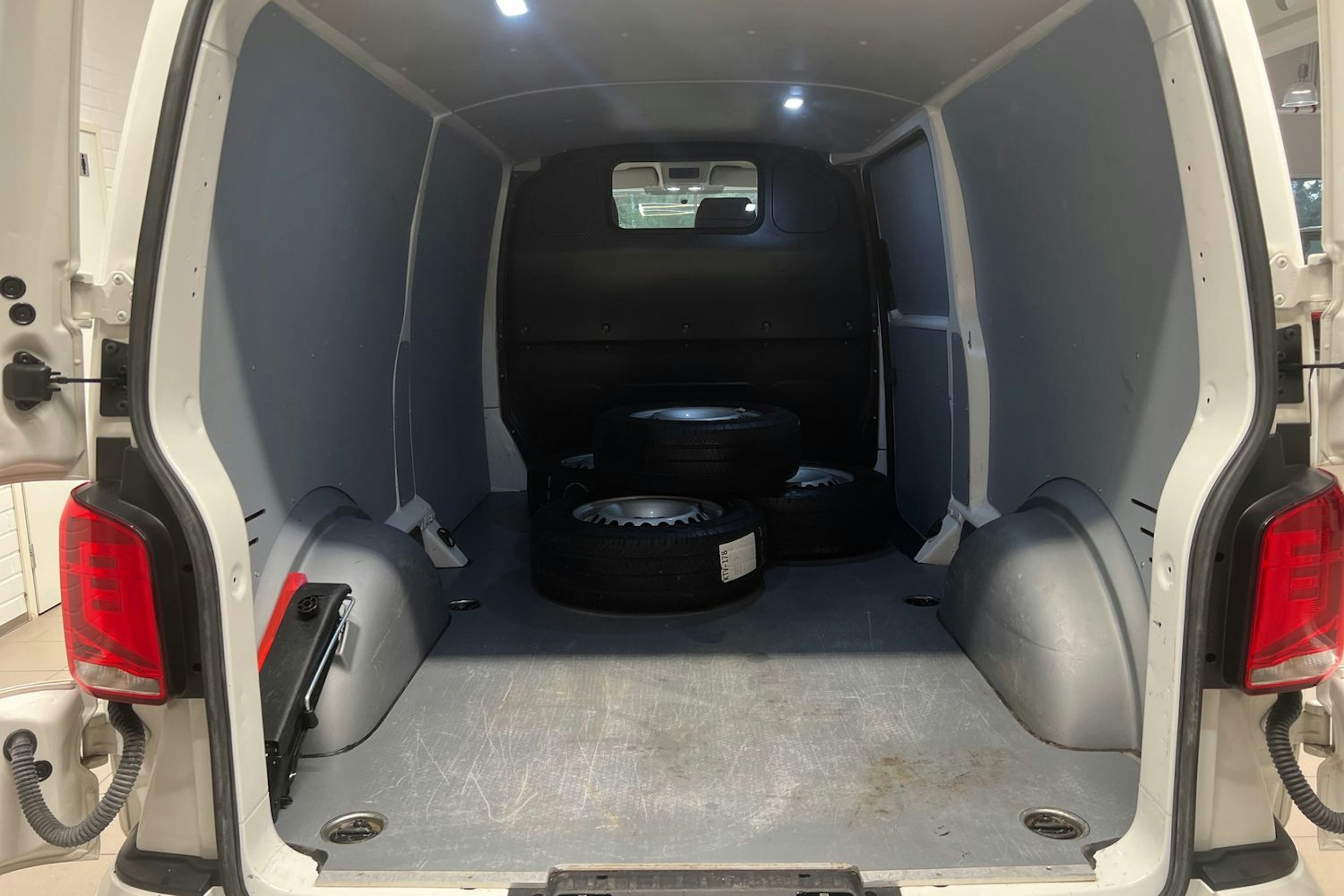 valkoinen Volkswagen Transporter 2021 kuva 20.