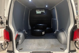 valkoinen Volkswagen Transporter 2021 kuva 20.