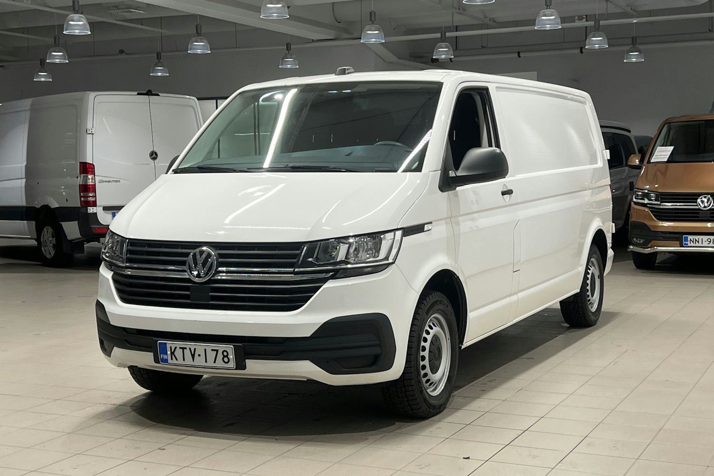 valkoinen Volkswagen Transporter 2021 kuva 22.