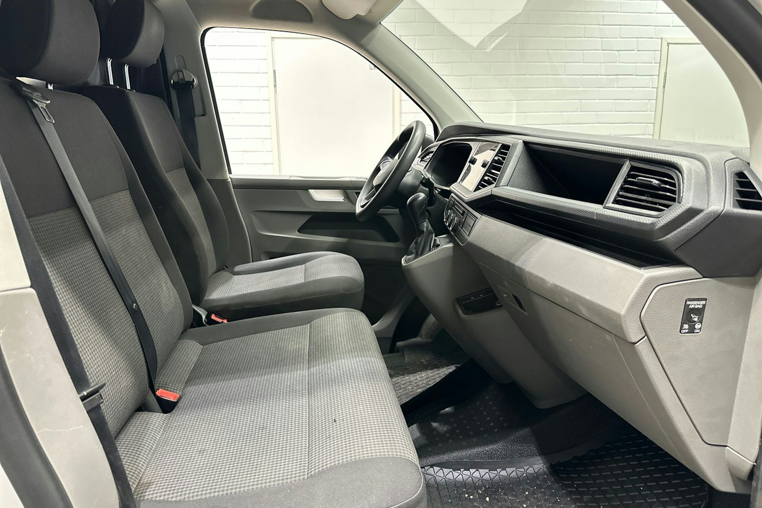 valkoinen Volkswagen Transporter 2021 kuva 24.