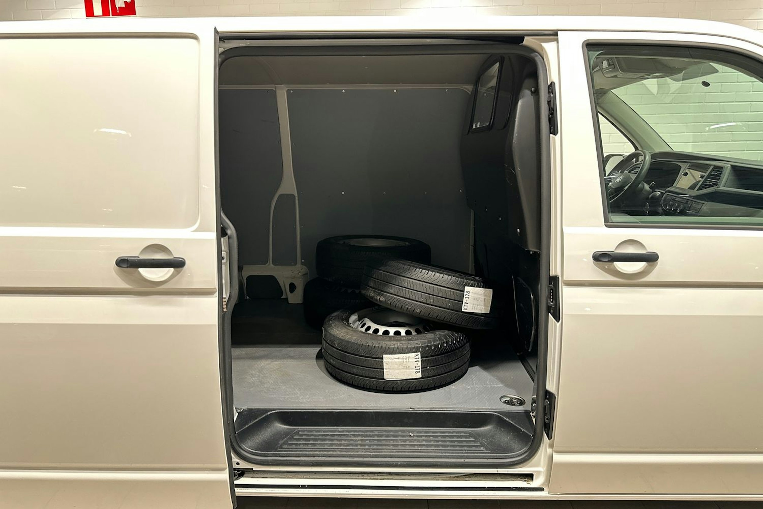 valkoinen Volkswagen Transporter 2021 kuva 25.