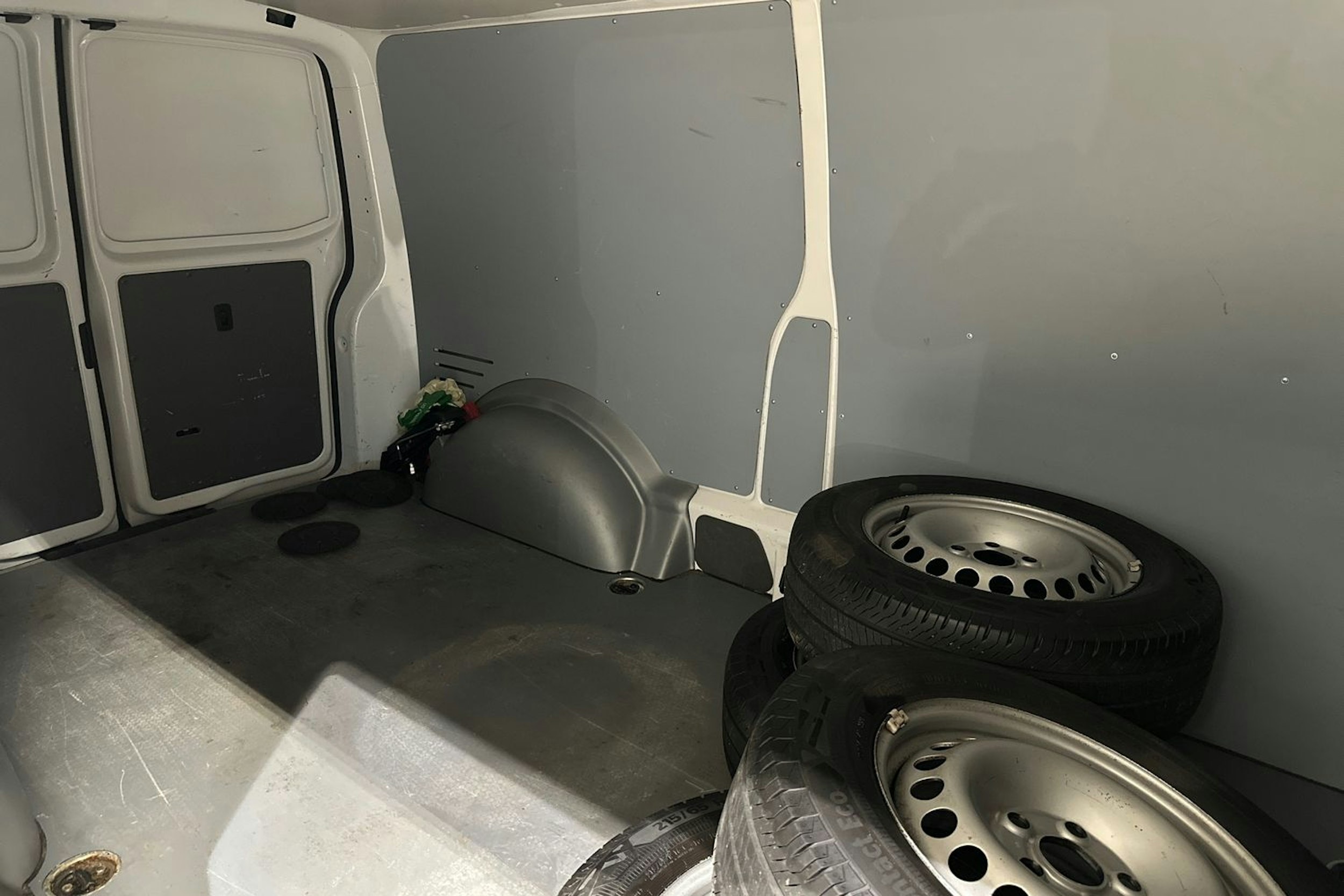 valkoinen Volkswagen Transporter 2021 kuva 26.