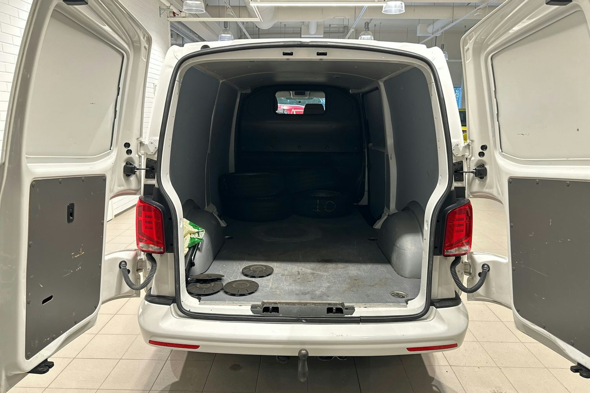 valkoinen Volkswagen Transporter 2021 kuva 28.