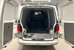valkoinen Volkswagen Transporter 2021 kuva 28.