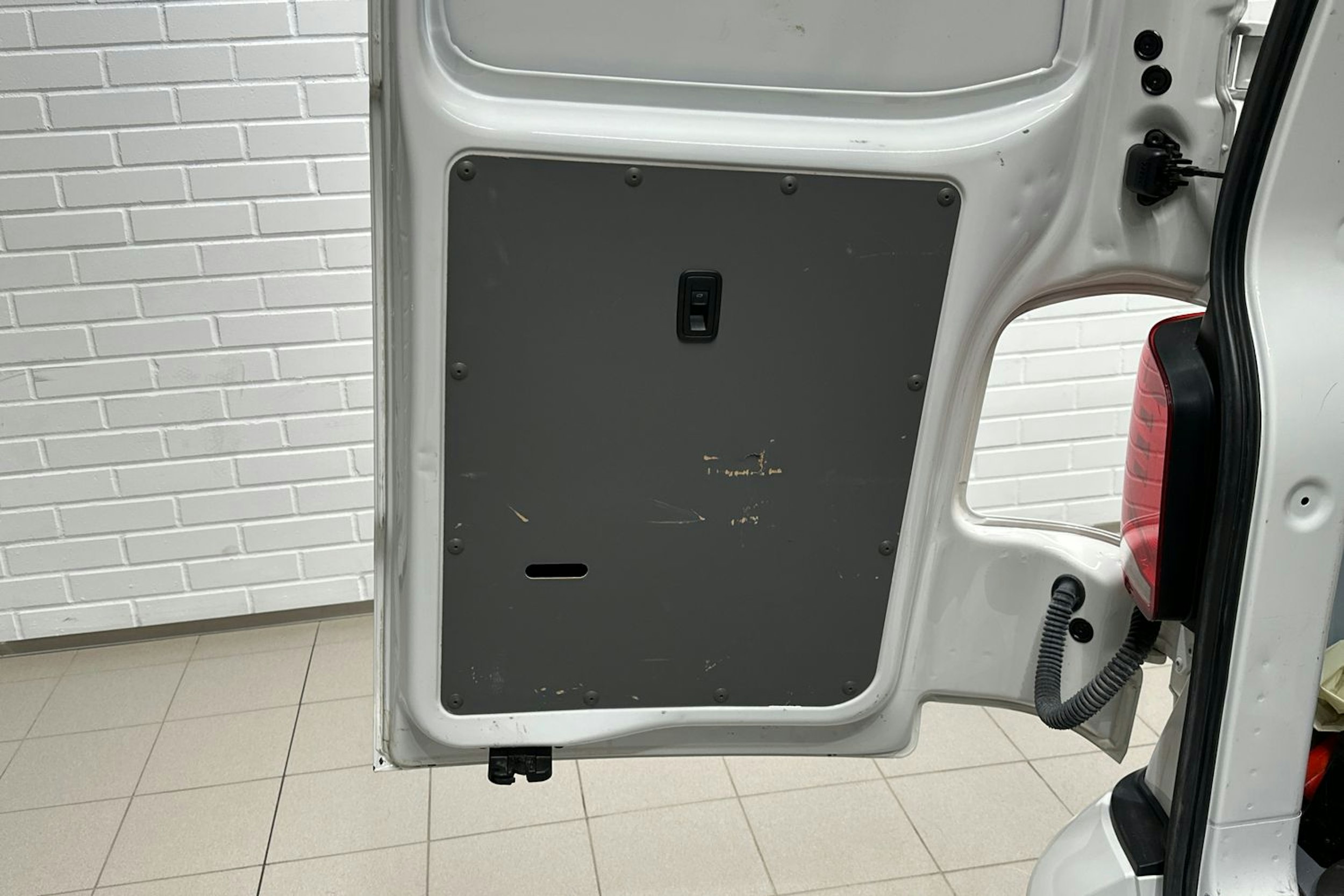 valkoinen Volkswagen Transporter 2021 kuva 29.