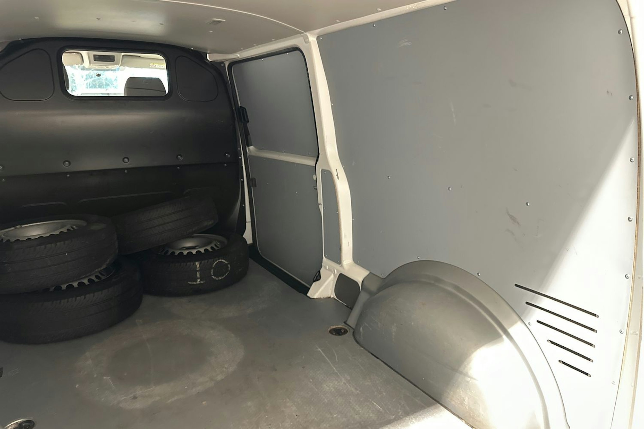 valkoinen Volkswagen Transporter 2021 kuva 31.