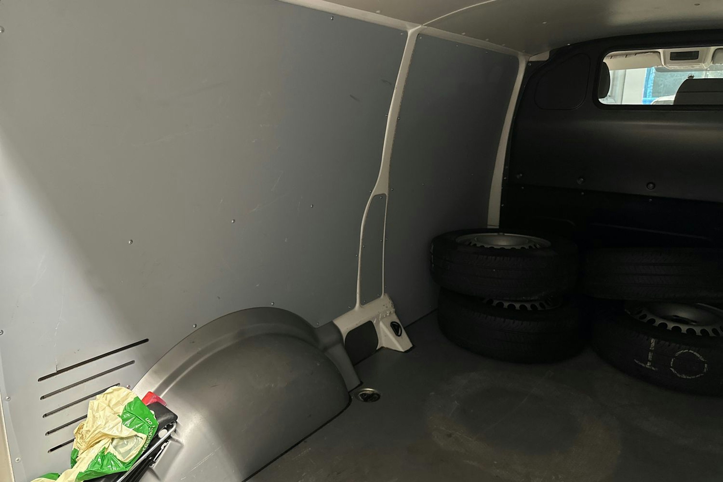 valkoinen Volkswagen Transporter 2021 kuva 32.