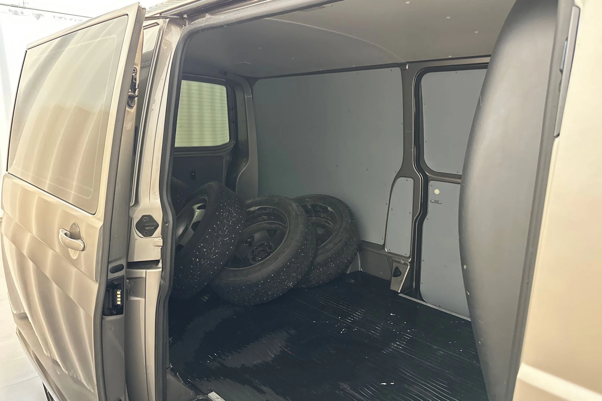 Ruskea (beige) Volkswagen TRANSPORTER 2021 kuva 13.