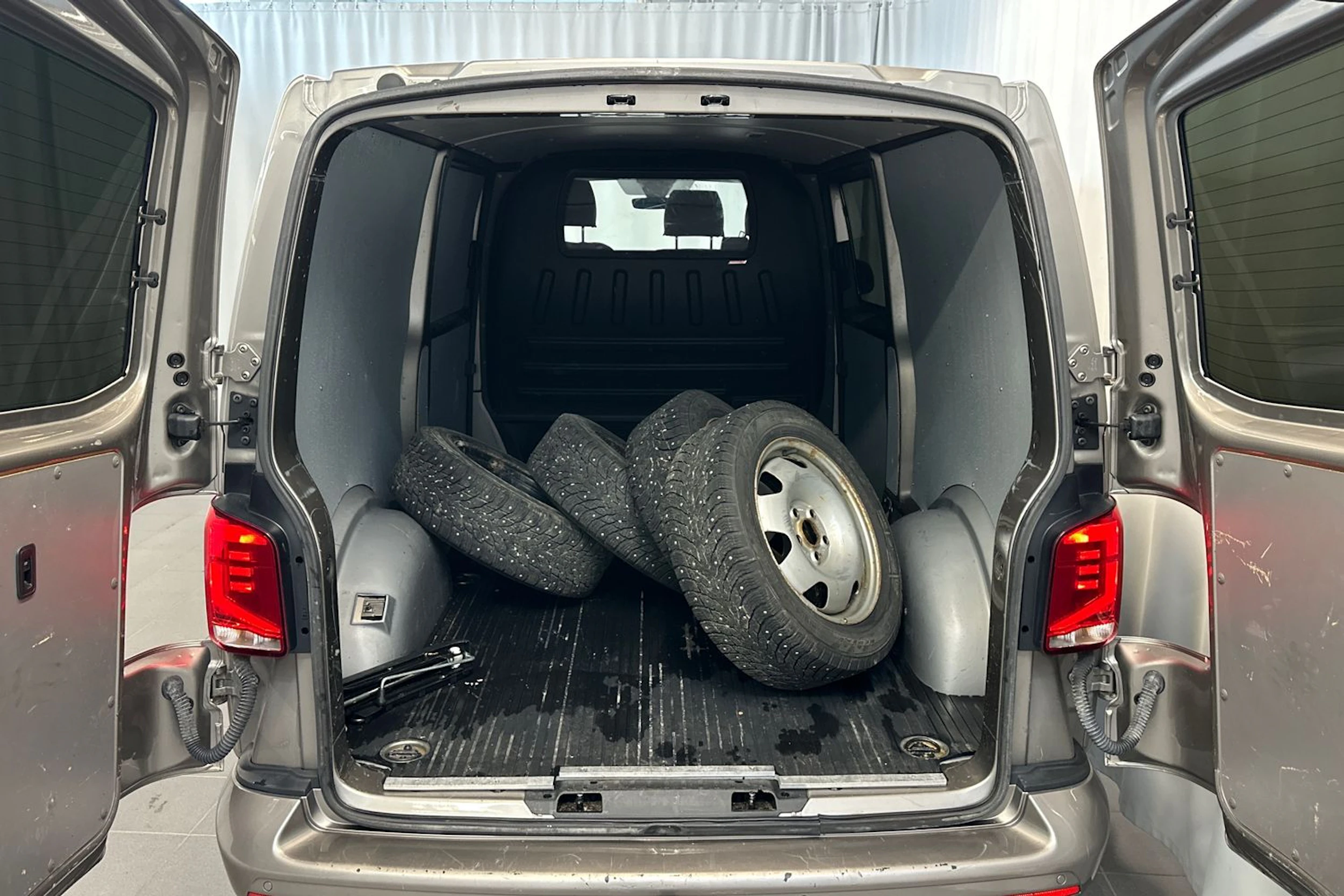 Ruskea (beige) Volkswagen TRANSPORTER 2021 kuva 15.