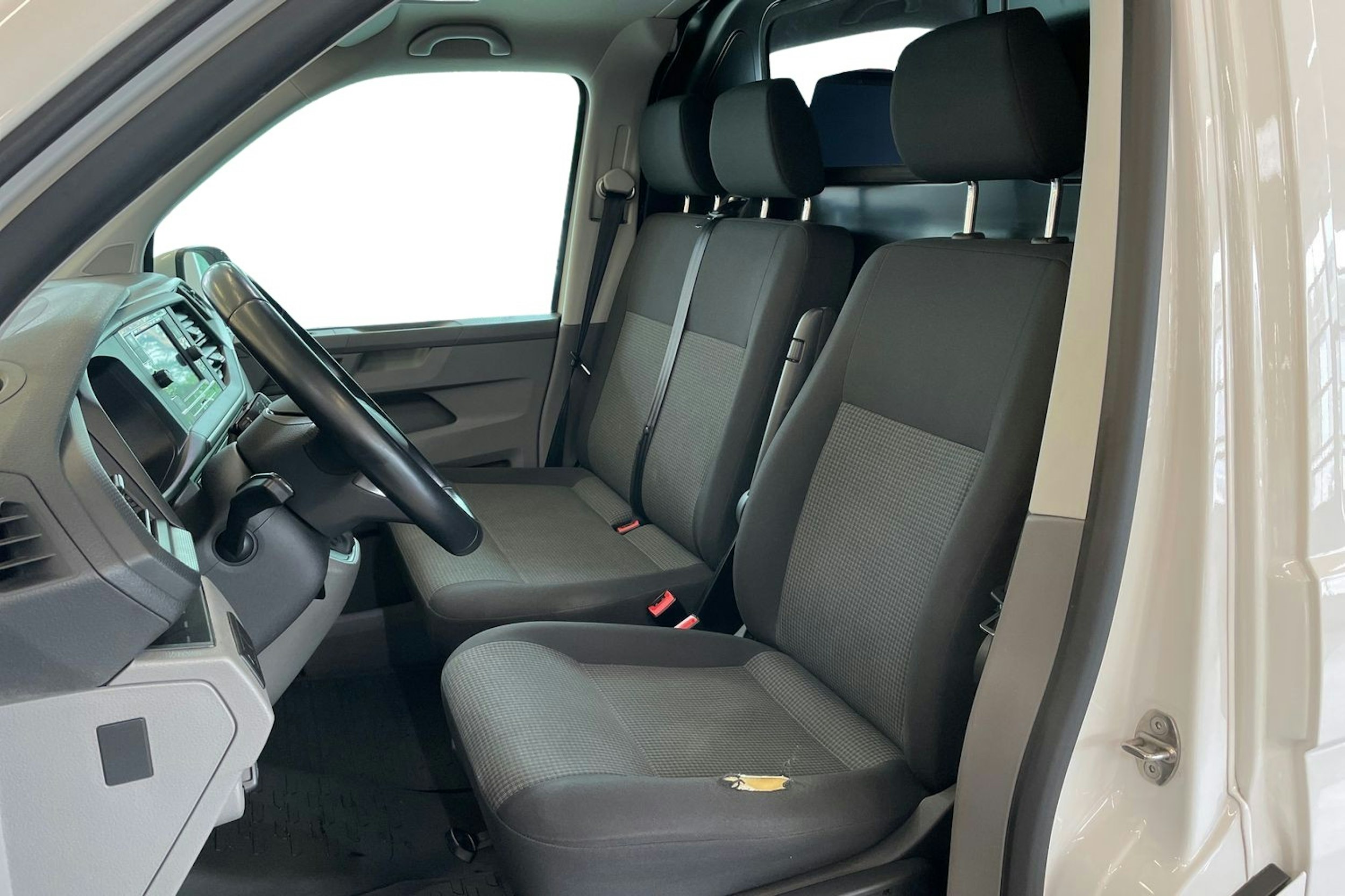 valkoinen Volkswagen Transporter 2021 kuva 10.