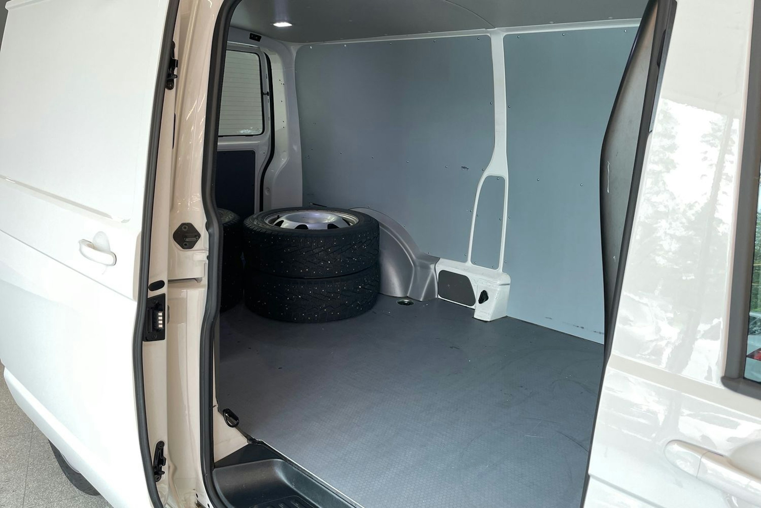 valkoinen Volkswagen Transporter 2021 kuva 25.