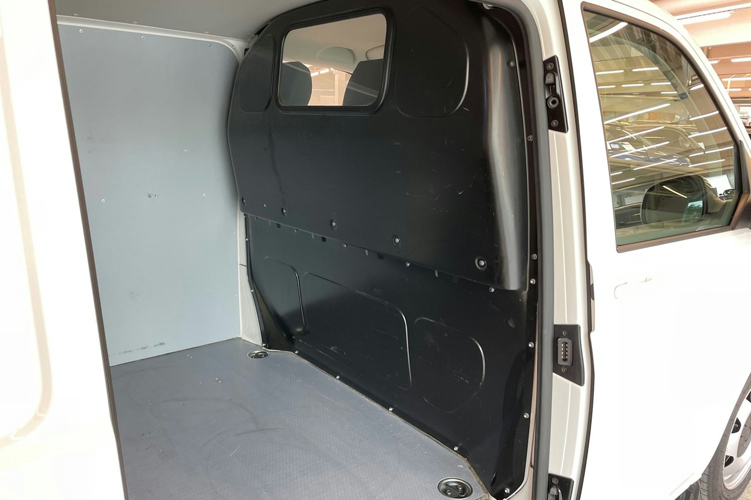 valkoinen Volkswagen Transporter 2021 kuva 26.