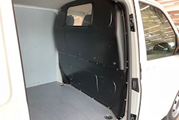 valkoinen Volkswagen Transporter 2021 kuva 26.