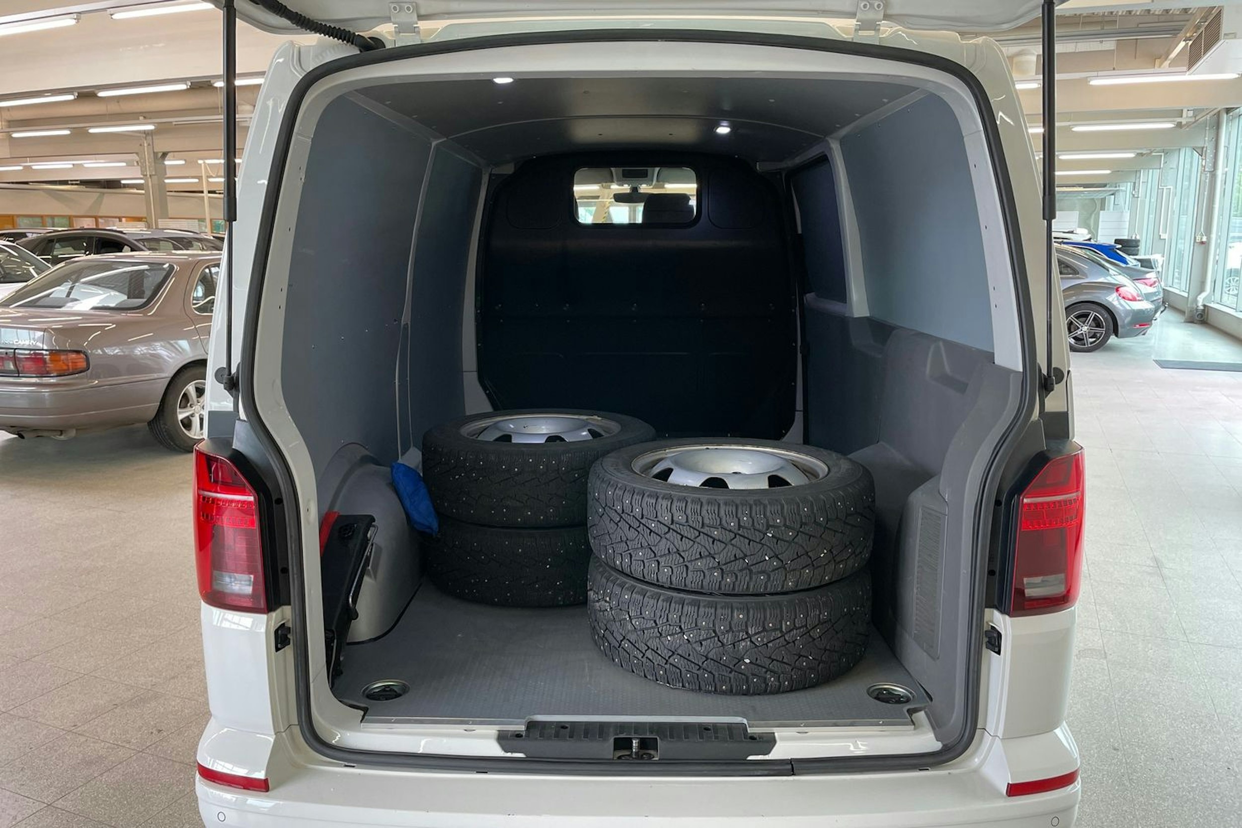 valkoinen Volkswagen Transporter 2021 kuva 27.