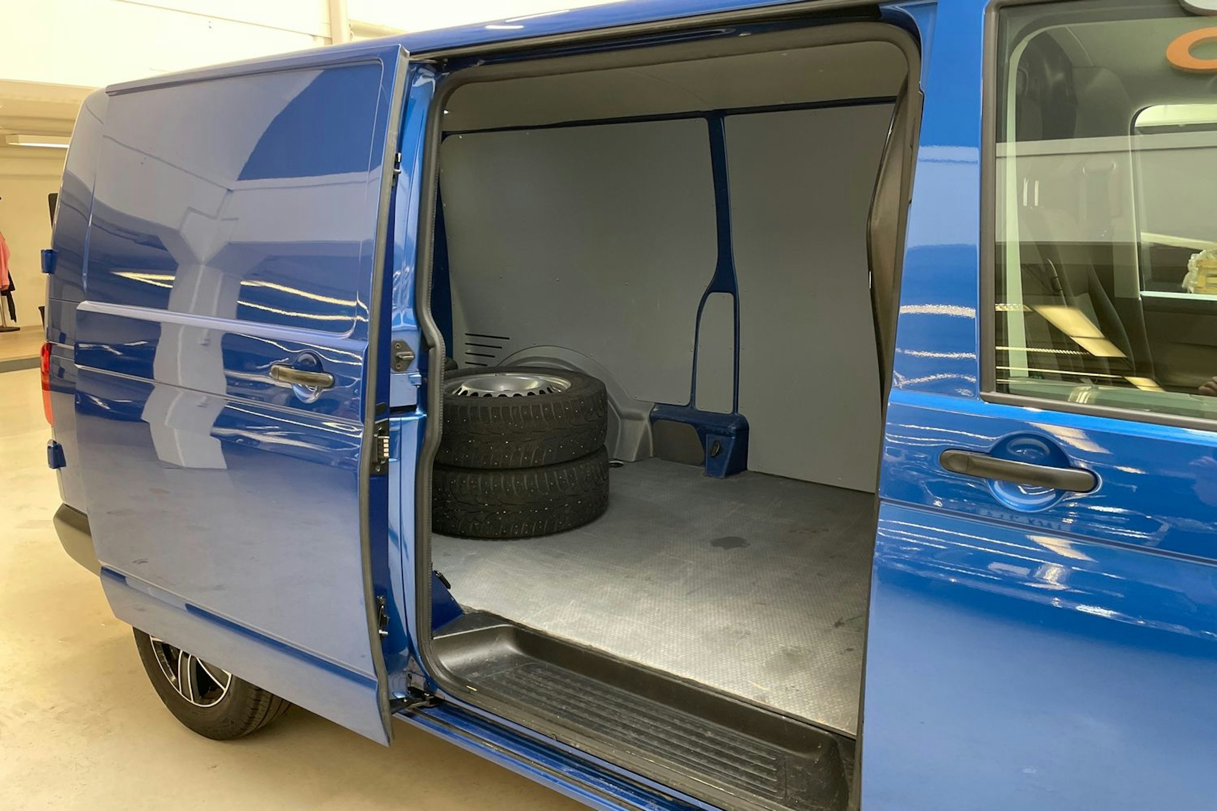 sininen Volkswagen Transporter 2021 kuva 13.