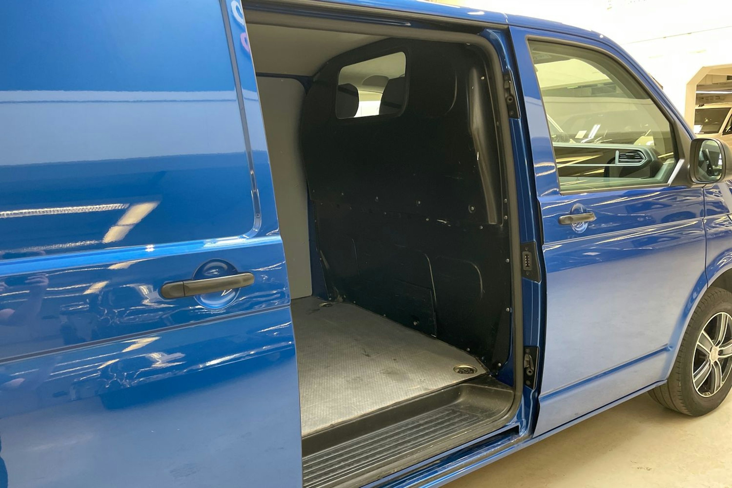 sininen Volkswagen Transporter 2021 kuva 14.