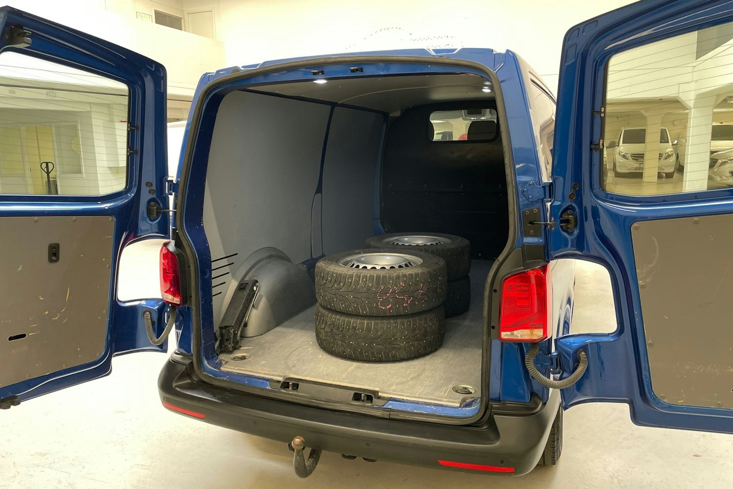 sininen Volkswagen Transporter 2021 kuva 15.