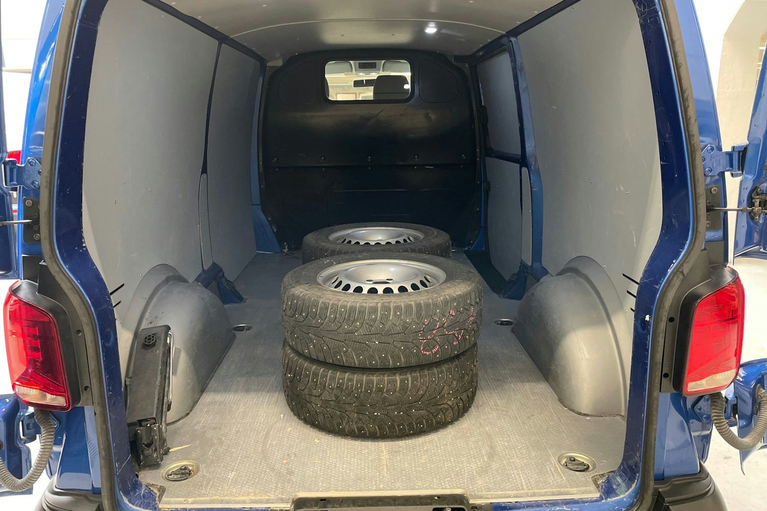 sininen Volkswagen Transporter 2021 kuva 16.