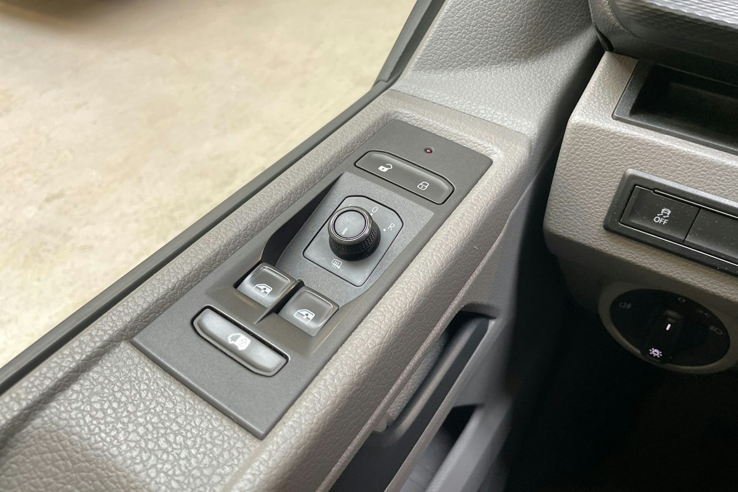 sininen Volkswagen Transporter 2021 kuva 18.