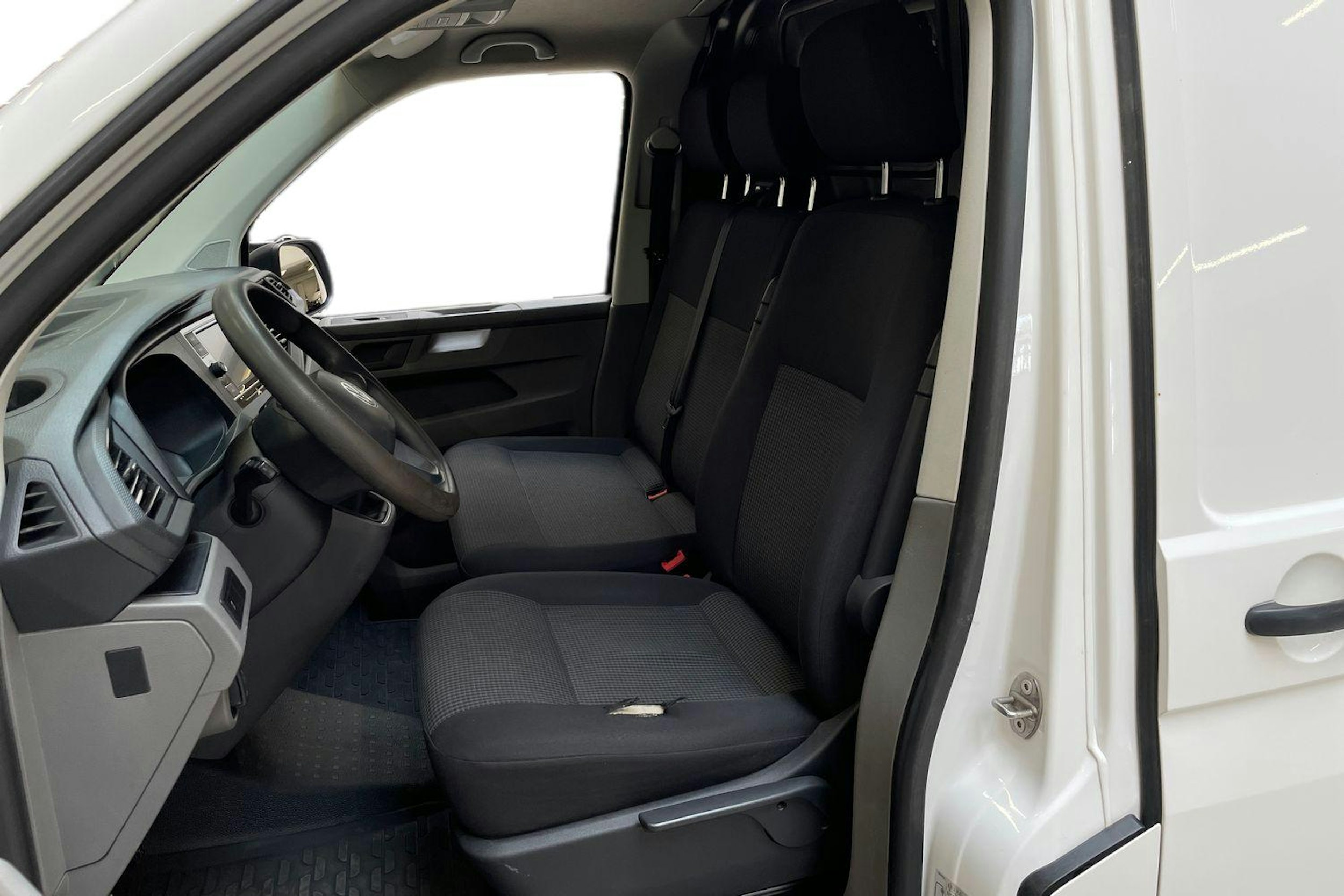 valkoinen Volkswagen Transporter 2021 kuva 7.