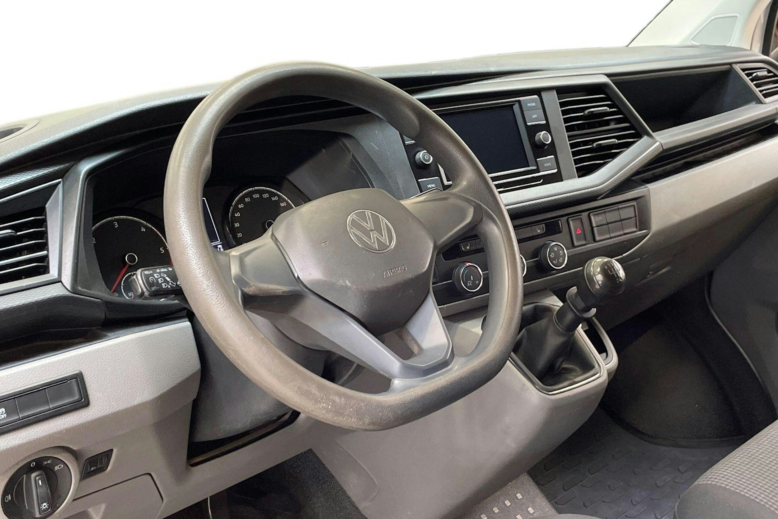 valkoinen Volkswagen Transporter 2021 kuva 9.