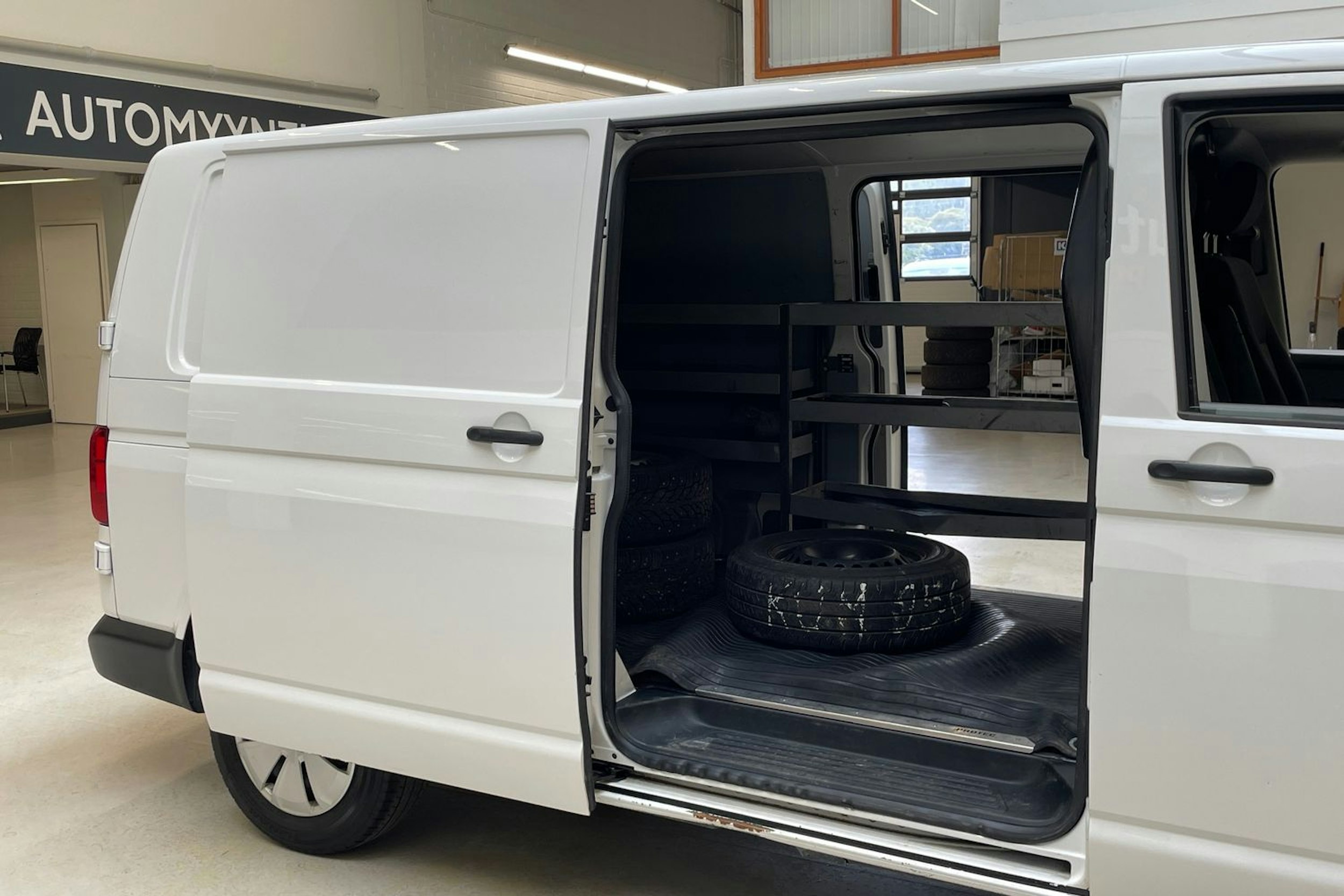 valkoinen Volkswagen Transporter 2021 kuva 12.
