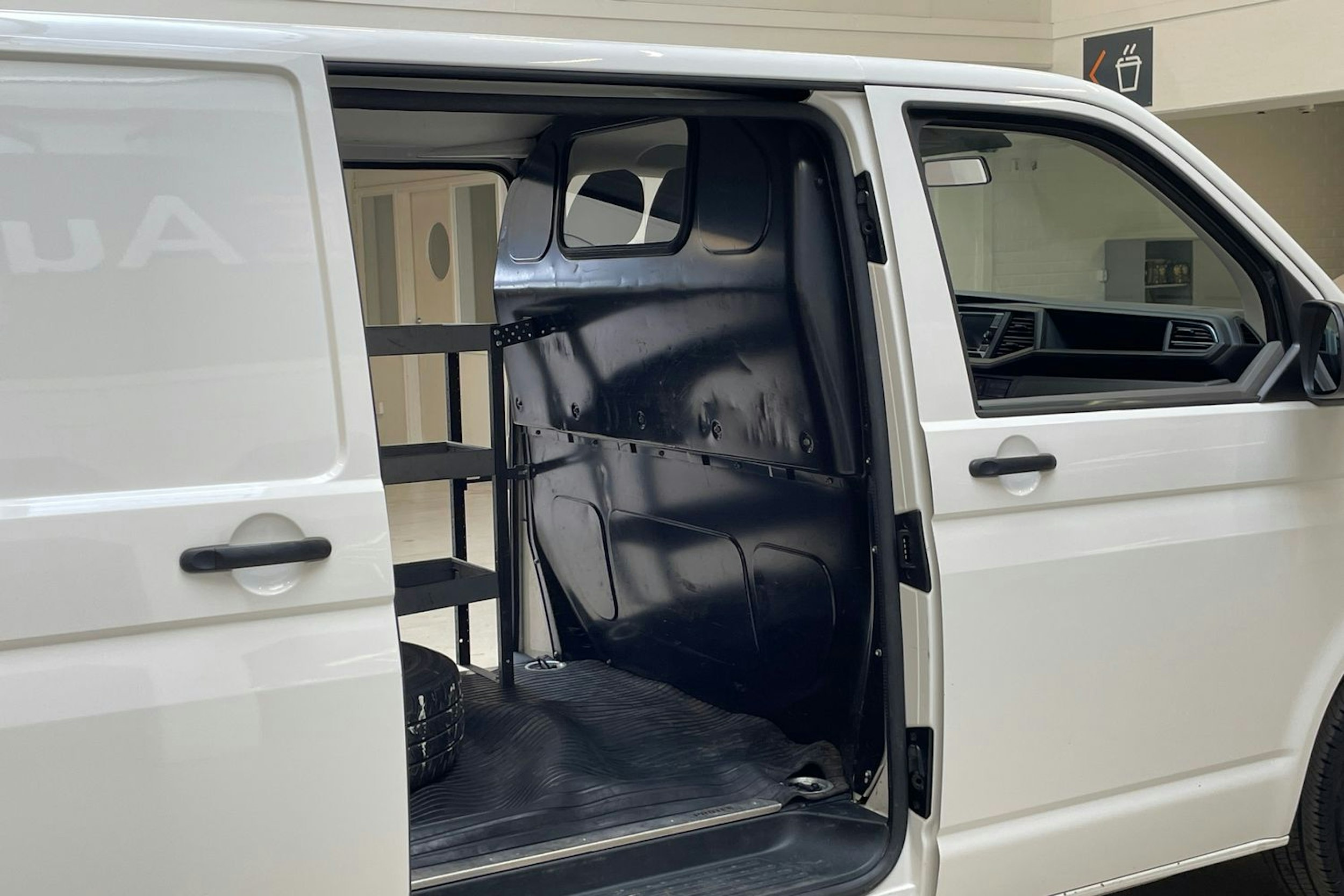 valkoinen Volkswagen Transporter 2021 kuva 13.