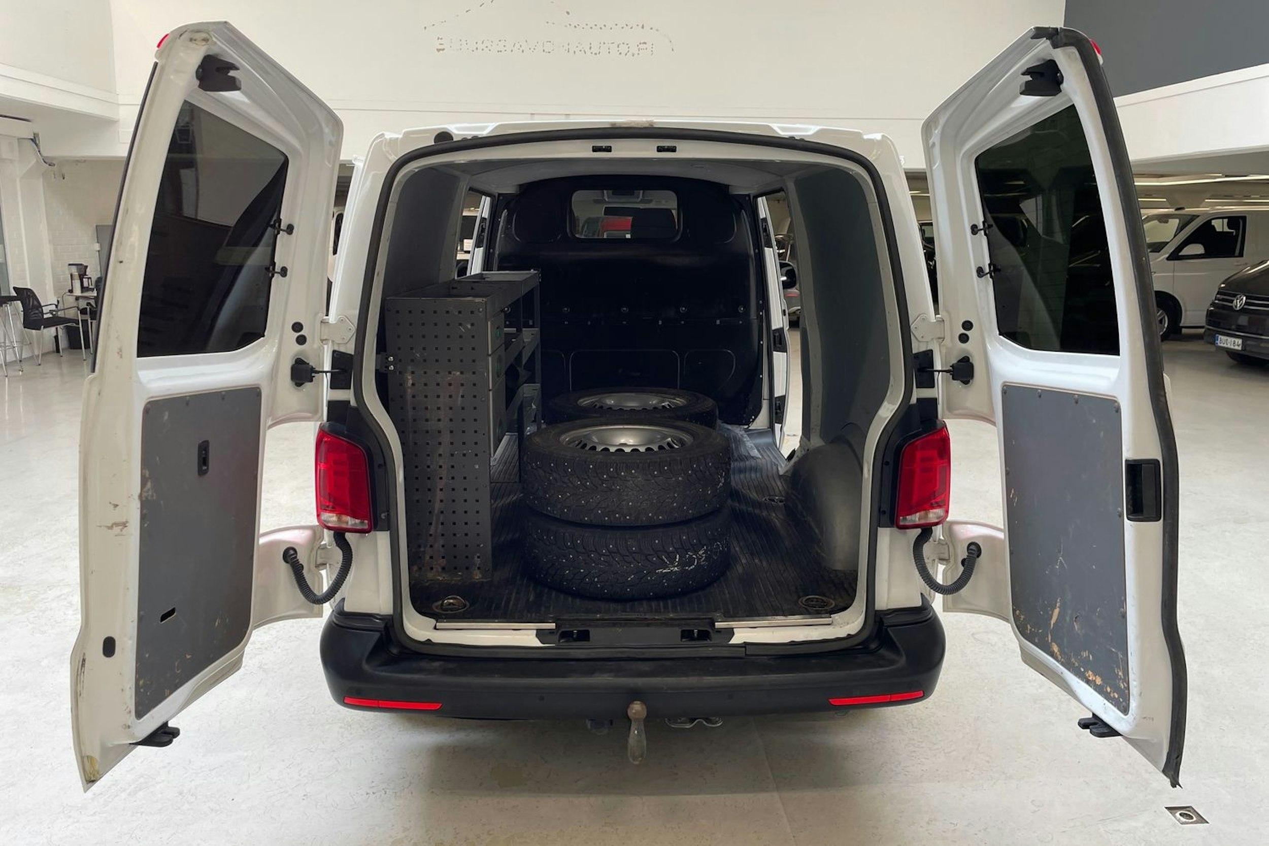 valkoinen Volkswagen Transporter 2021 kuva 14.