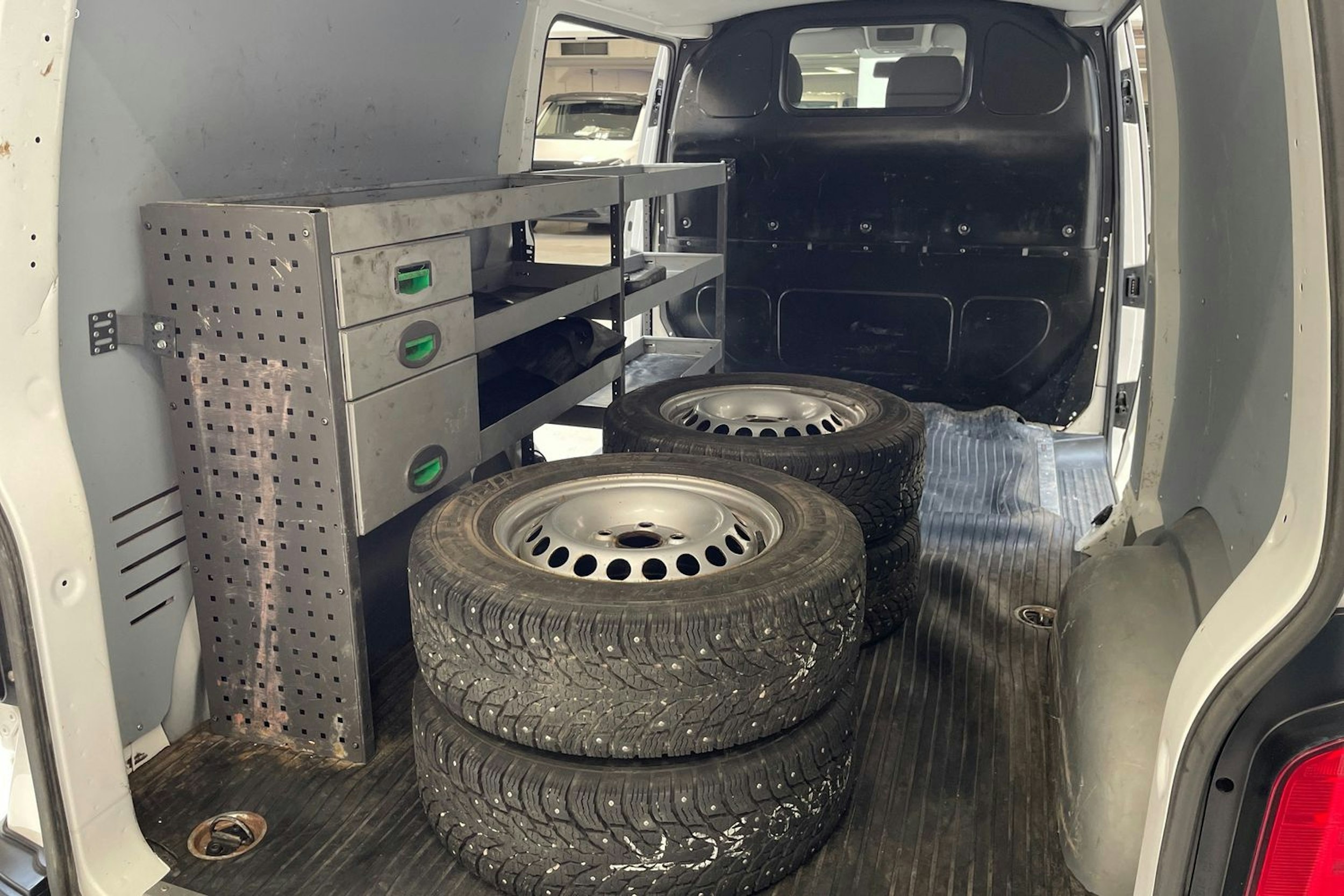valkoinen Volkswagen Transporter 2021 kuva 15.