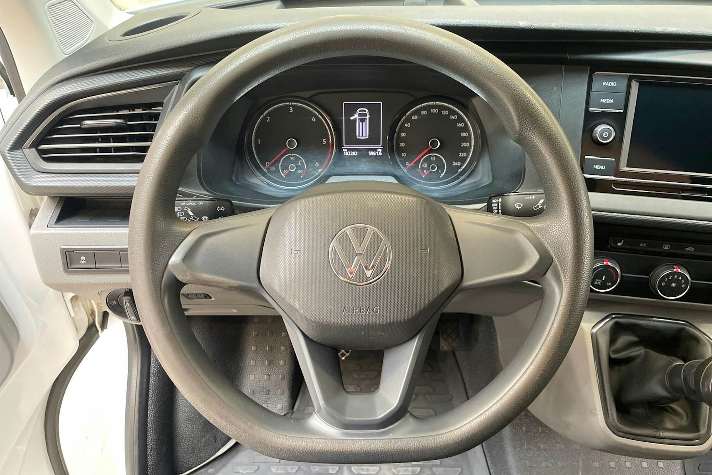 valkoinen Volkswagen Transporter 2021 kuva 16.