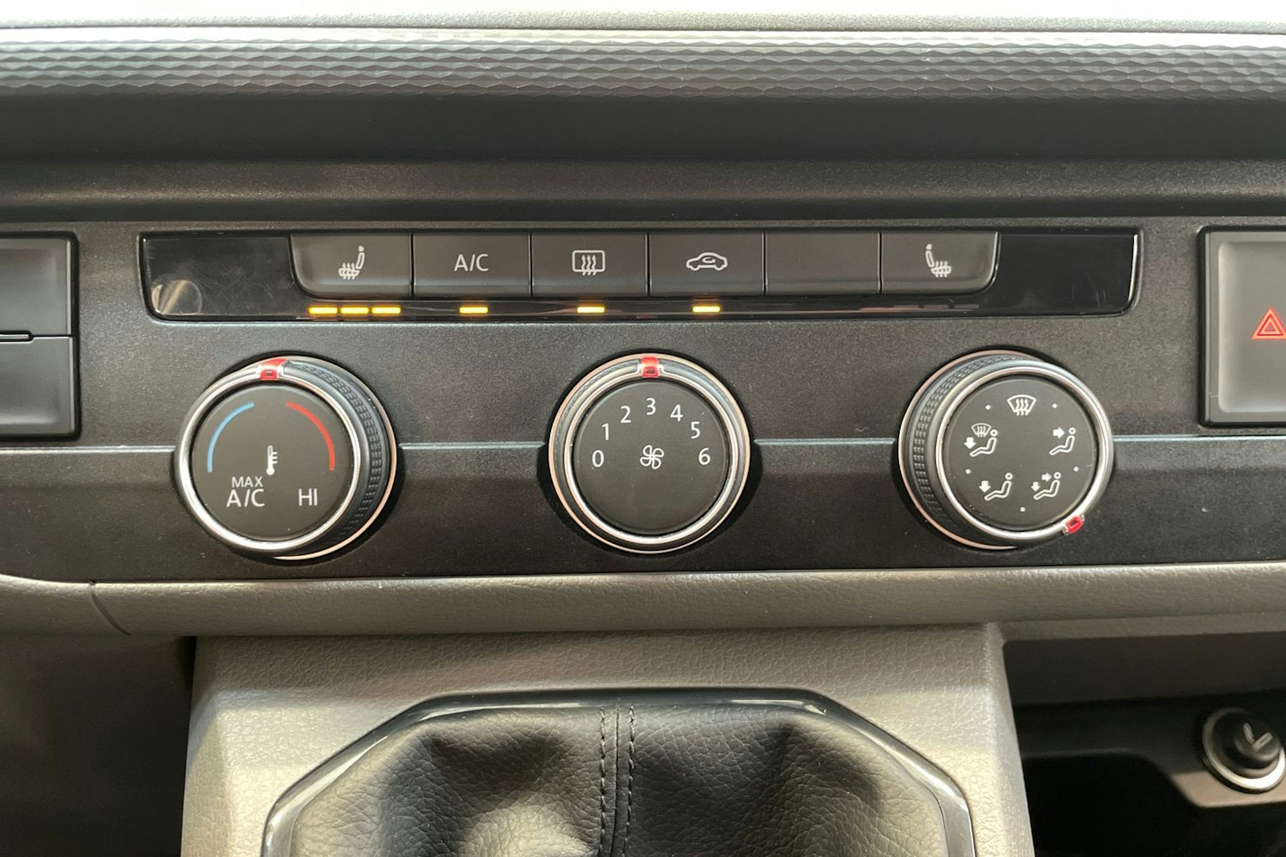 valkoinen Volkswagen Transporter 2021 kuva 22.
