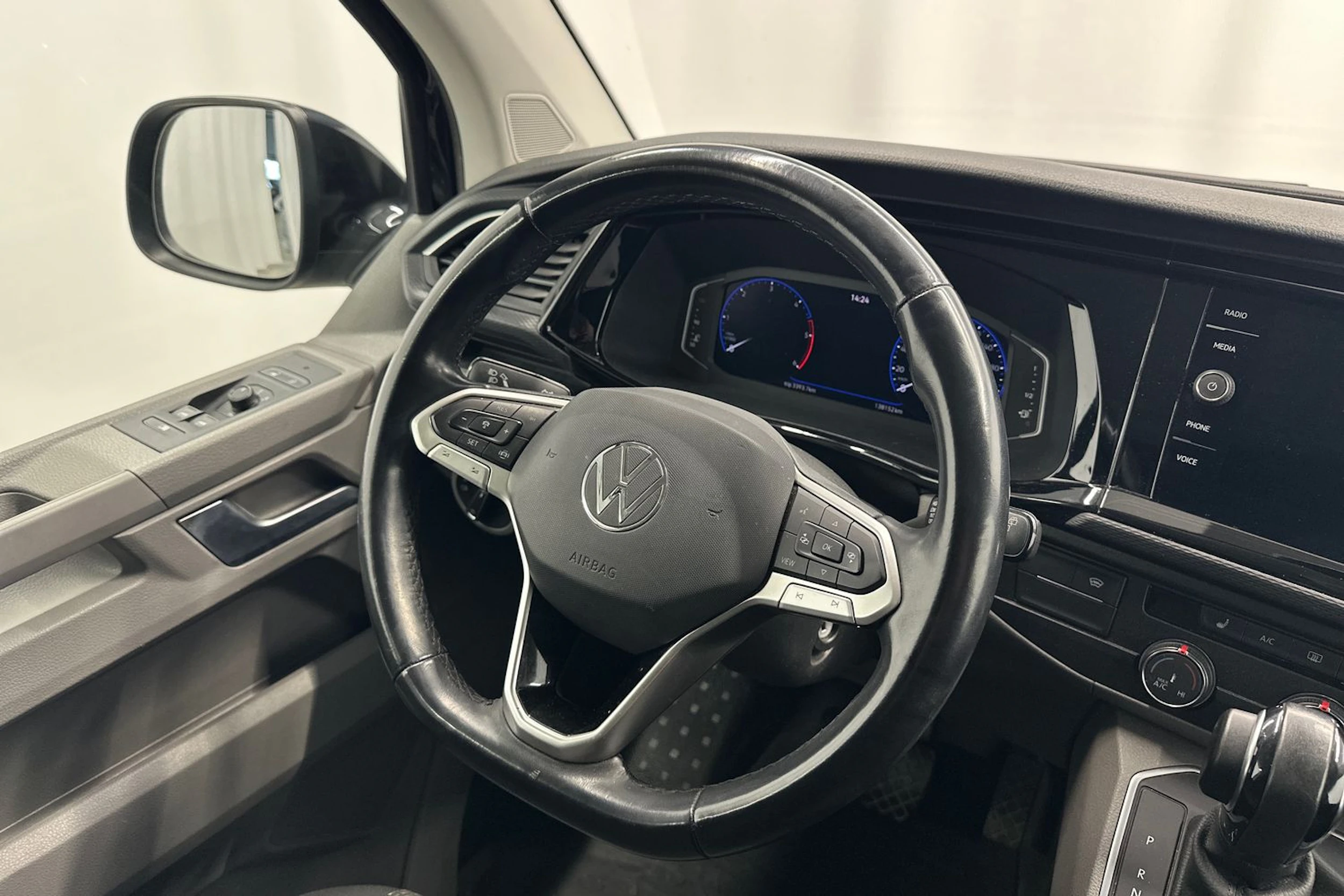 musta Volkswagen Transporter 2021 kuva 10.