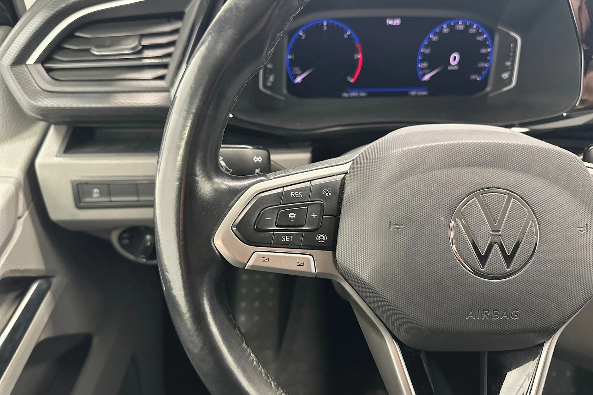 musta Volkswagen Transporter 2021 kuva 11.