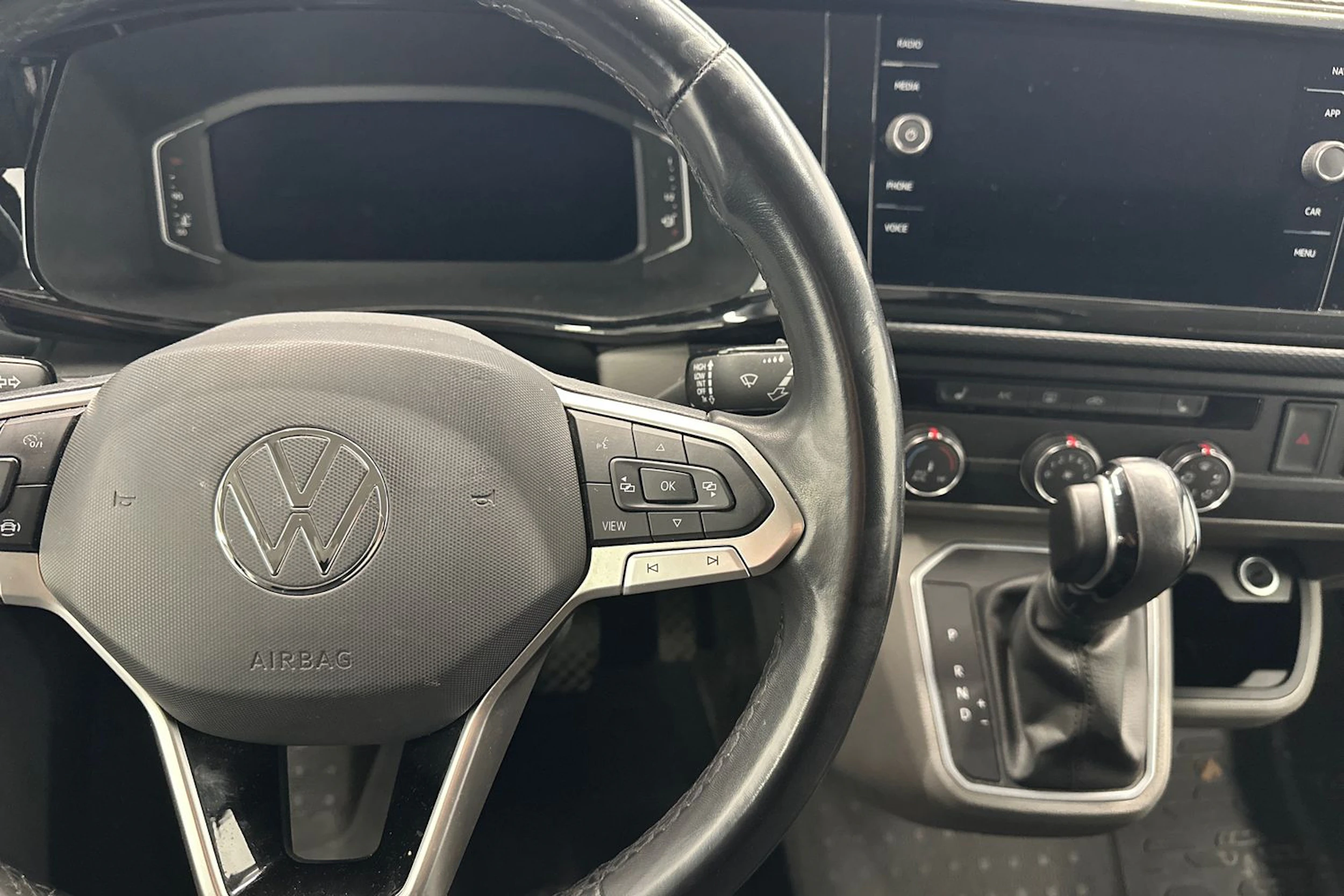 musta Volkswagen Transporter 2021 kuva 12.