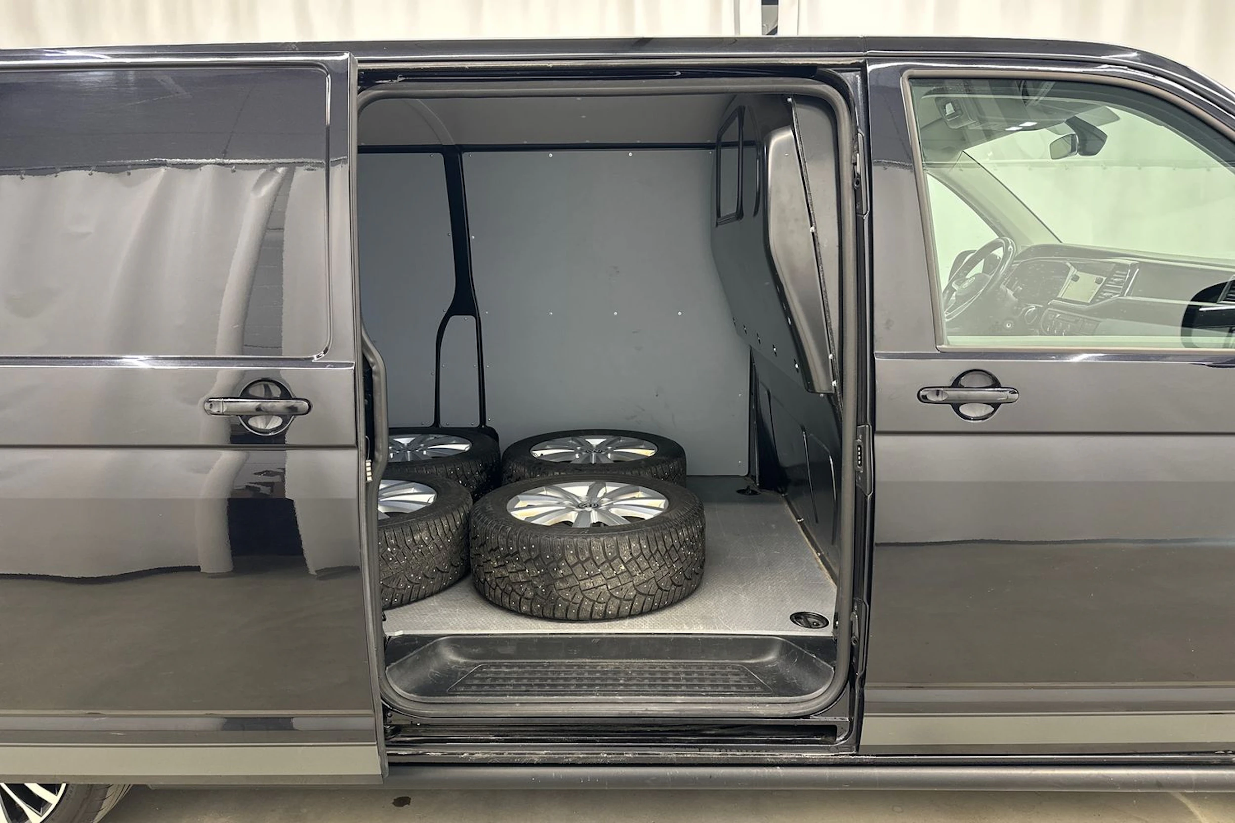 musta Volkswagen Transporter 2021 kuva 22.