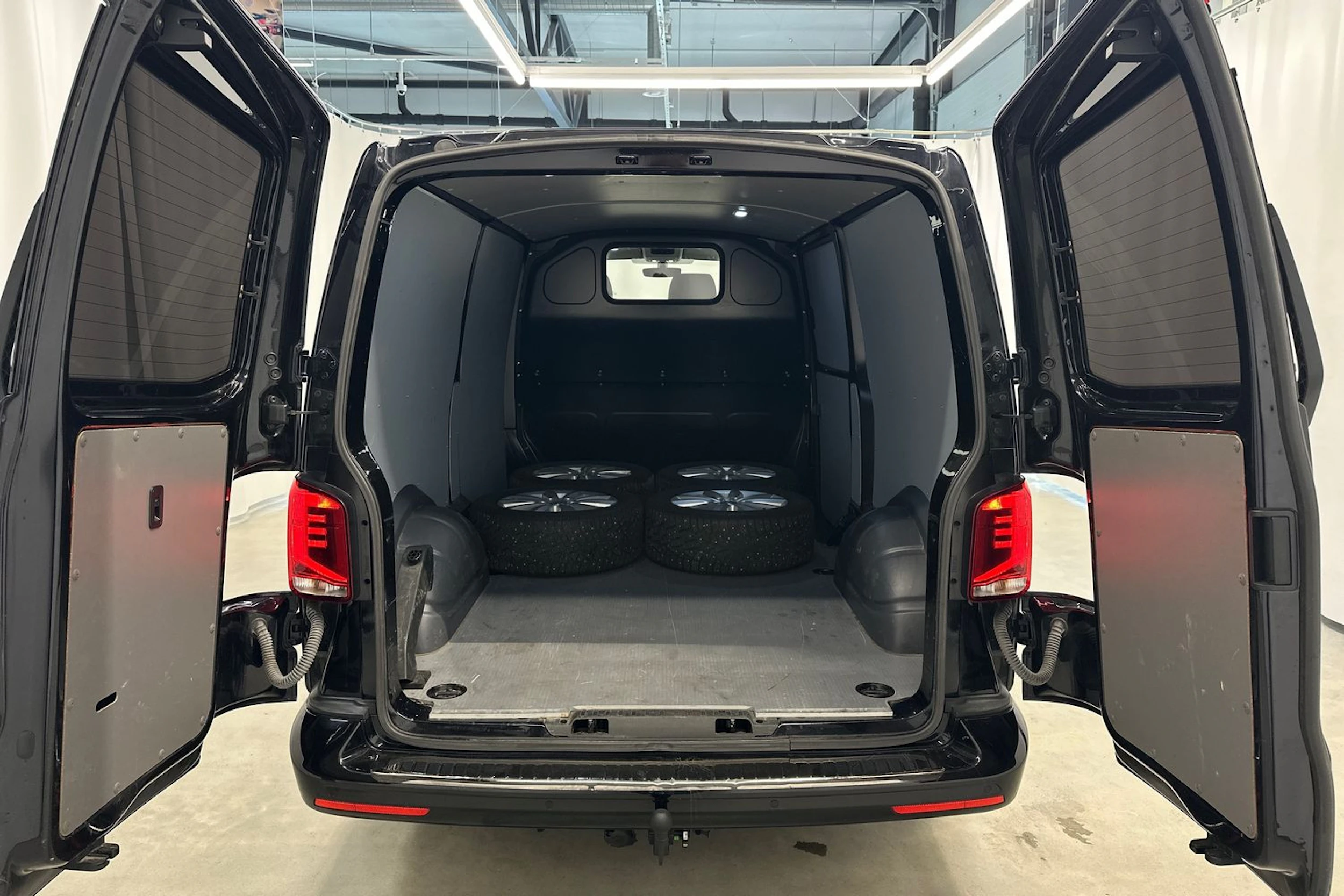 musta Volkswagen Transporter 2021 kuva 23.