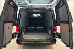 musta Volkswagen Transporter 2021 kuva 23.