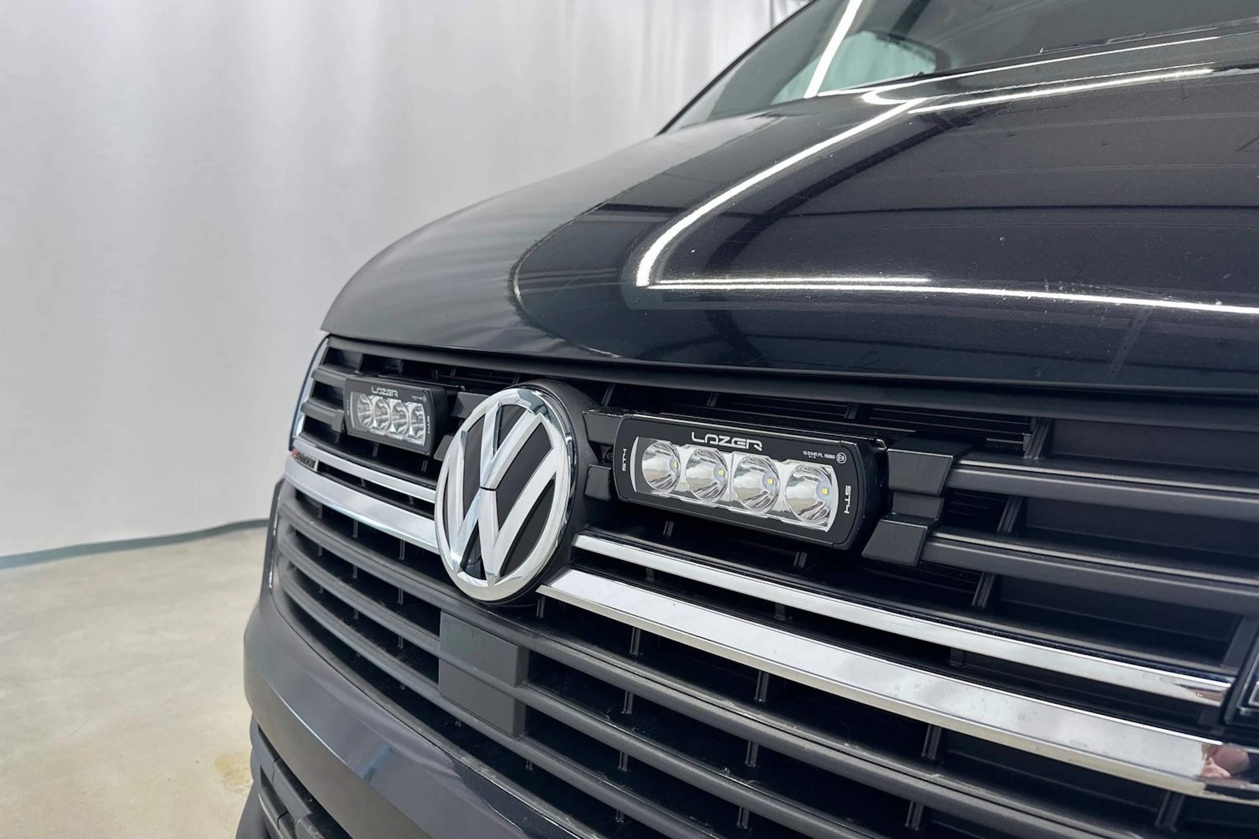 musta Volkswagen Transporter 2021 kuva 25.