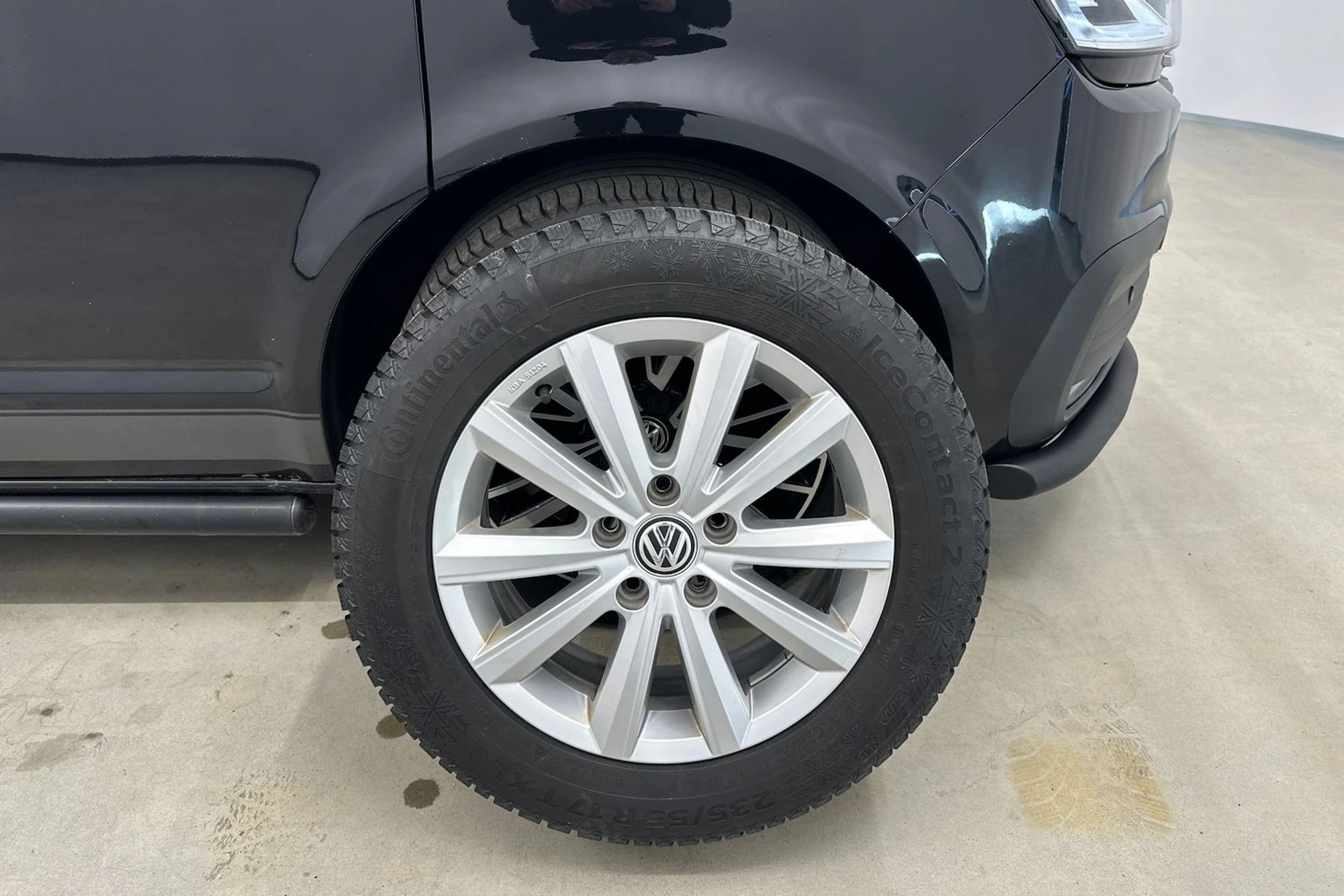 musta Volkswagen Transporter 2021 kuva 28.