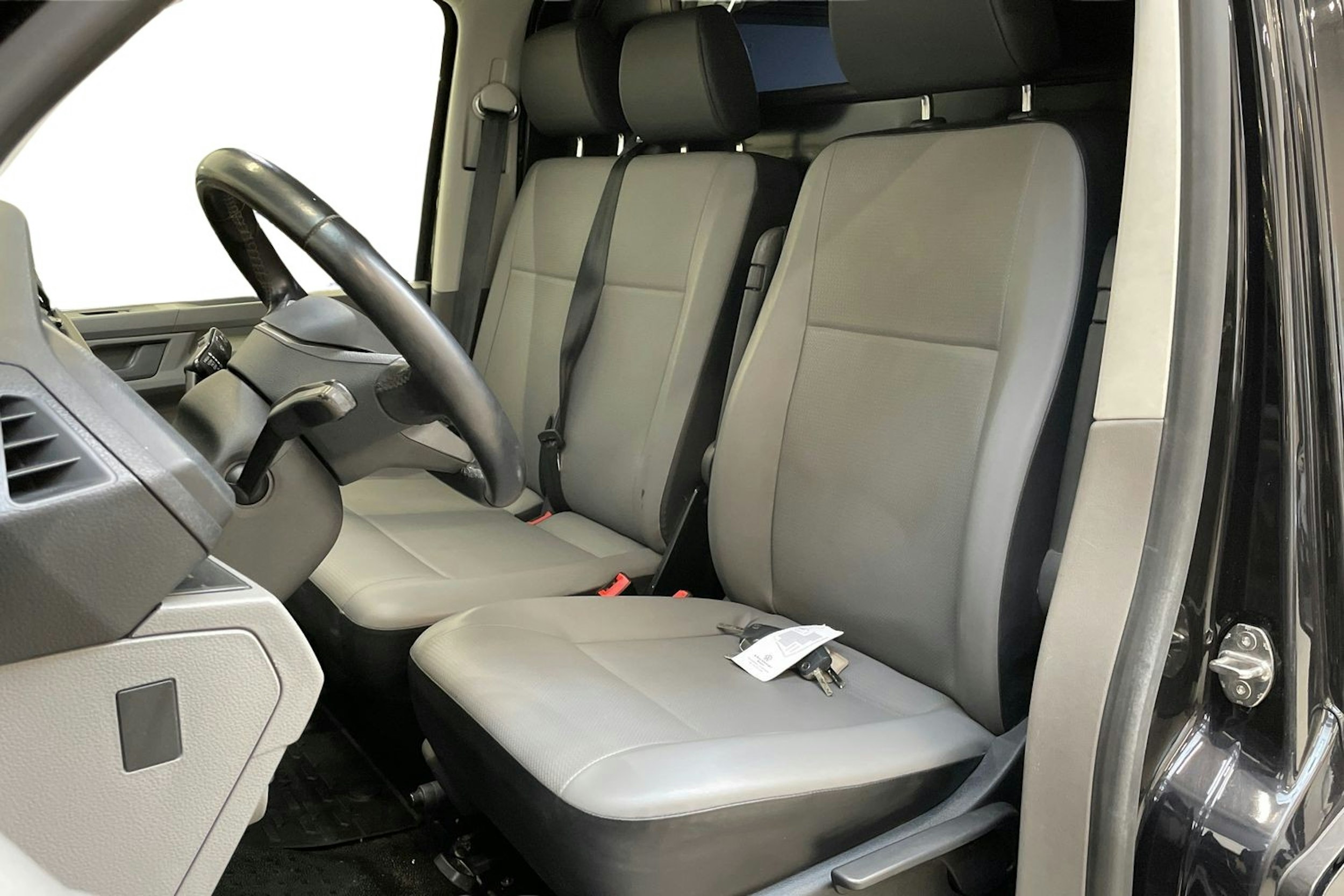 musta Volkswagen Transporter 2021 kuva 10.