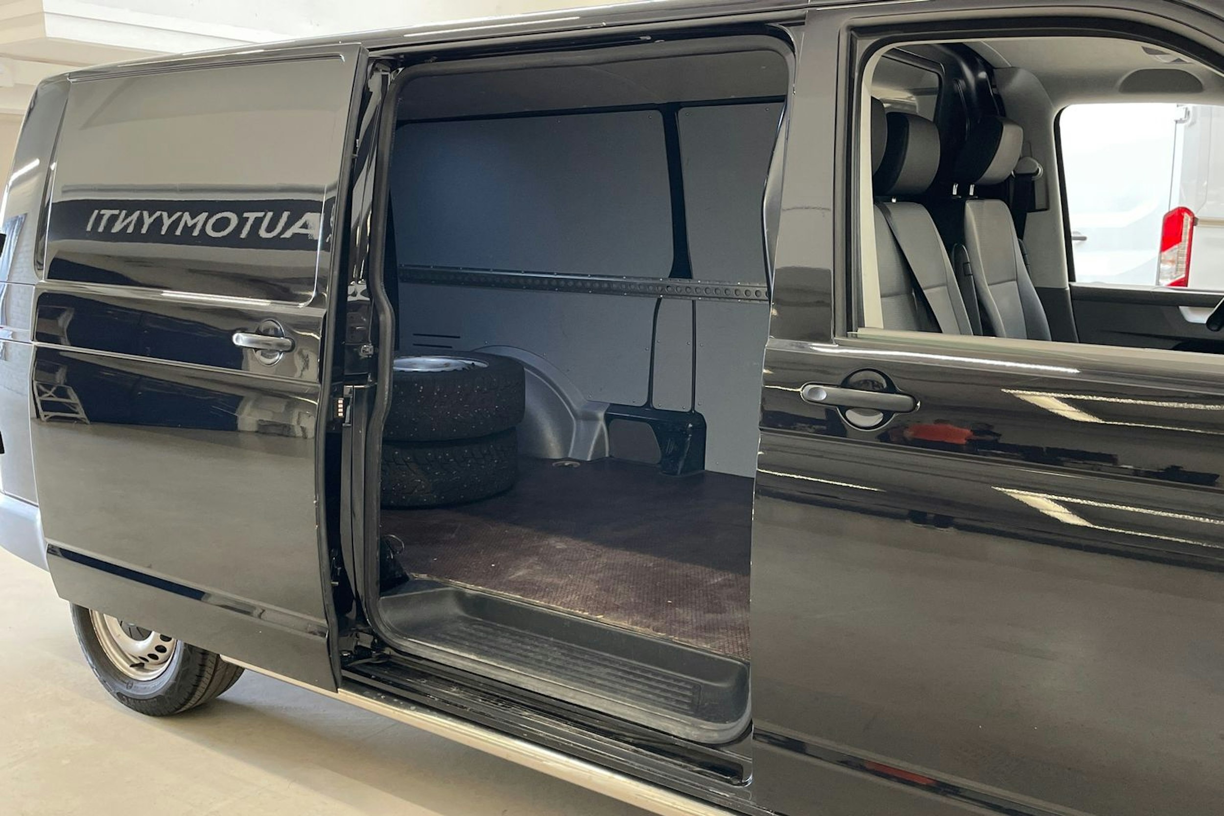 musta Volkswagen Transporter 2021 kuva 13.