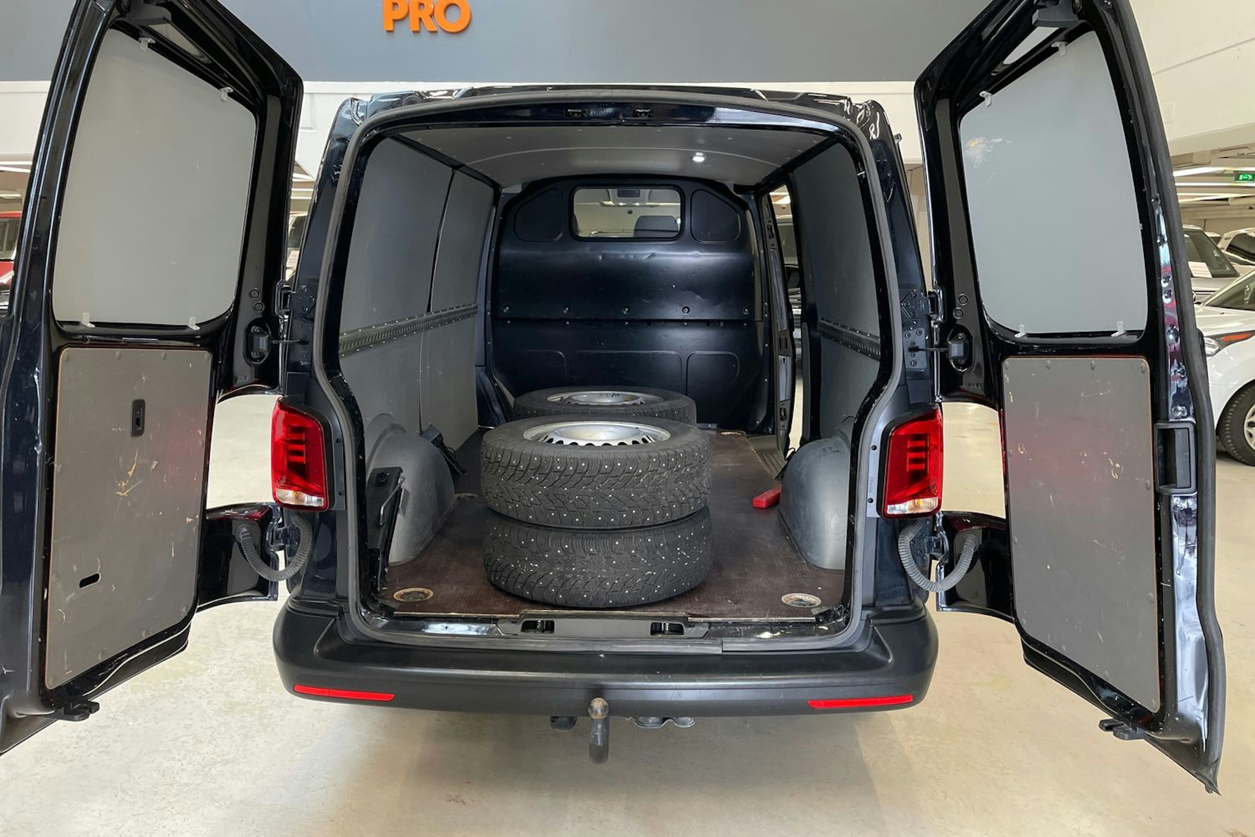 musta Volkswagen Transporter 2021 kuva 14.