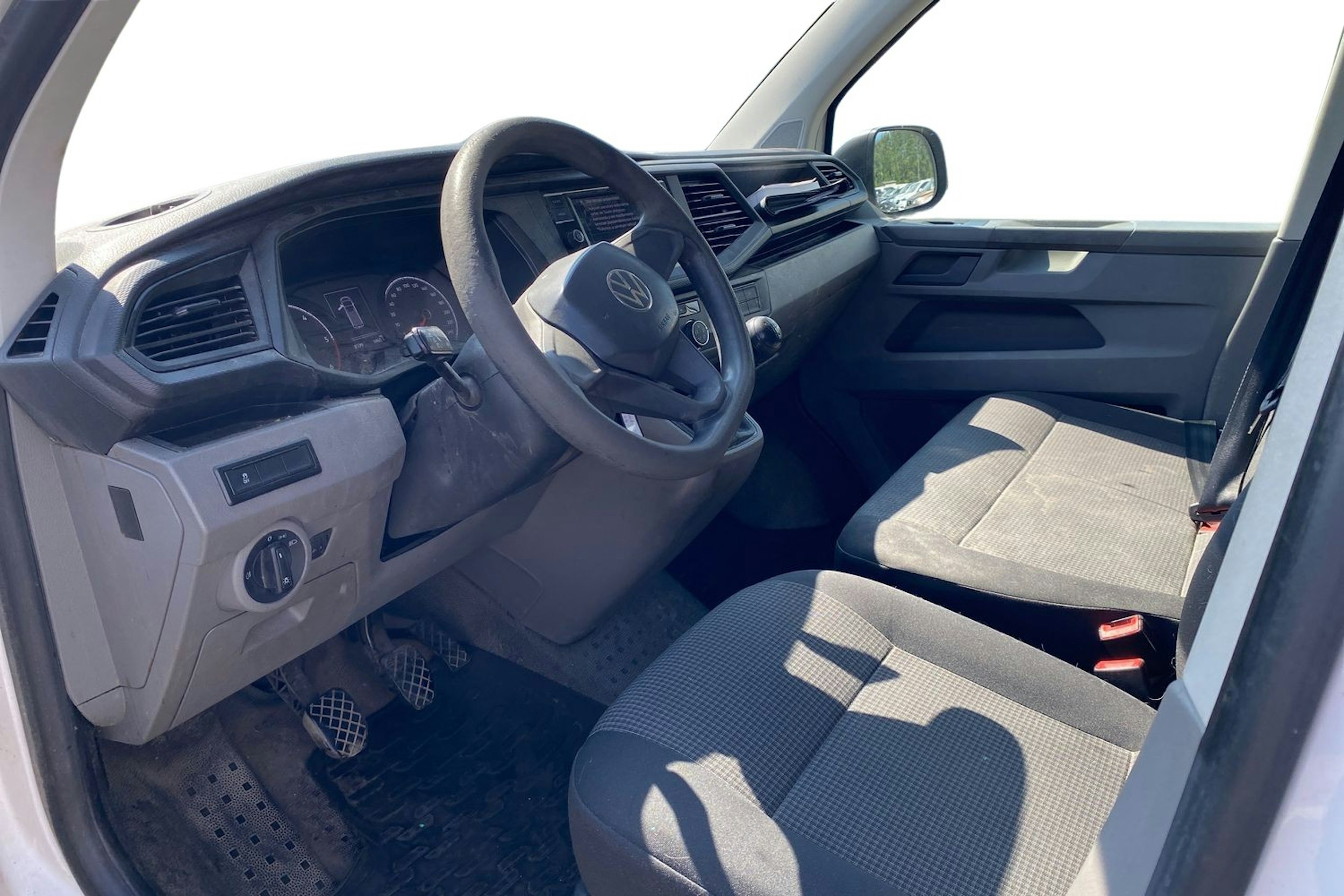 valkoinen Volkswagen Transporter 2021 kuva 3.